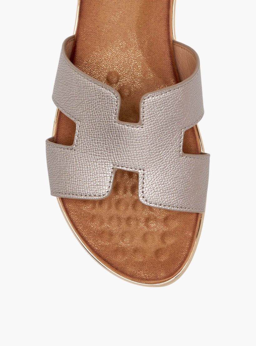 صندل مريح سهل الارتداء بتفاصيل مفرغة من لو كونفورت-women-shoes-flats-sandals-image-4