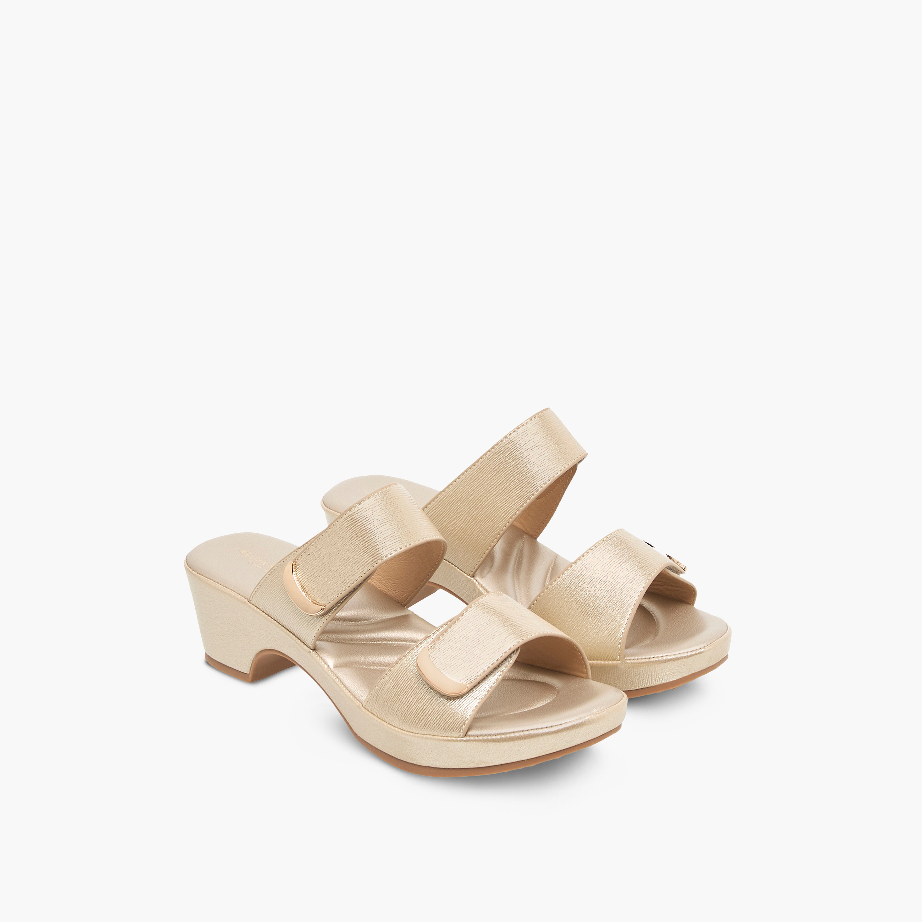 صندل بارز الملمس سهل الارتداء بكعب سميك من فلورا بيلا-women-shoes-sandals-heeled-image-1