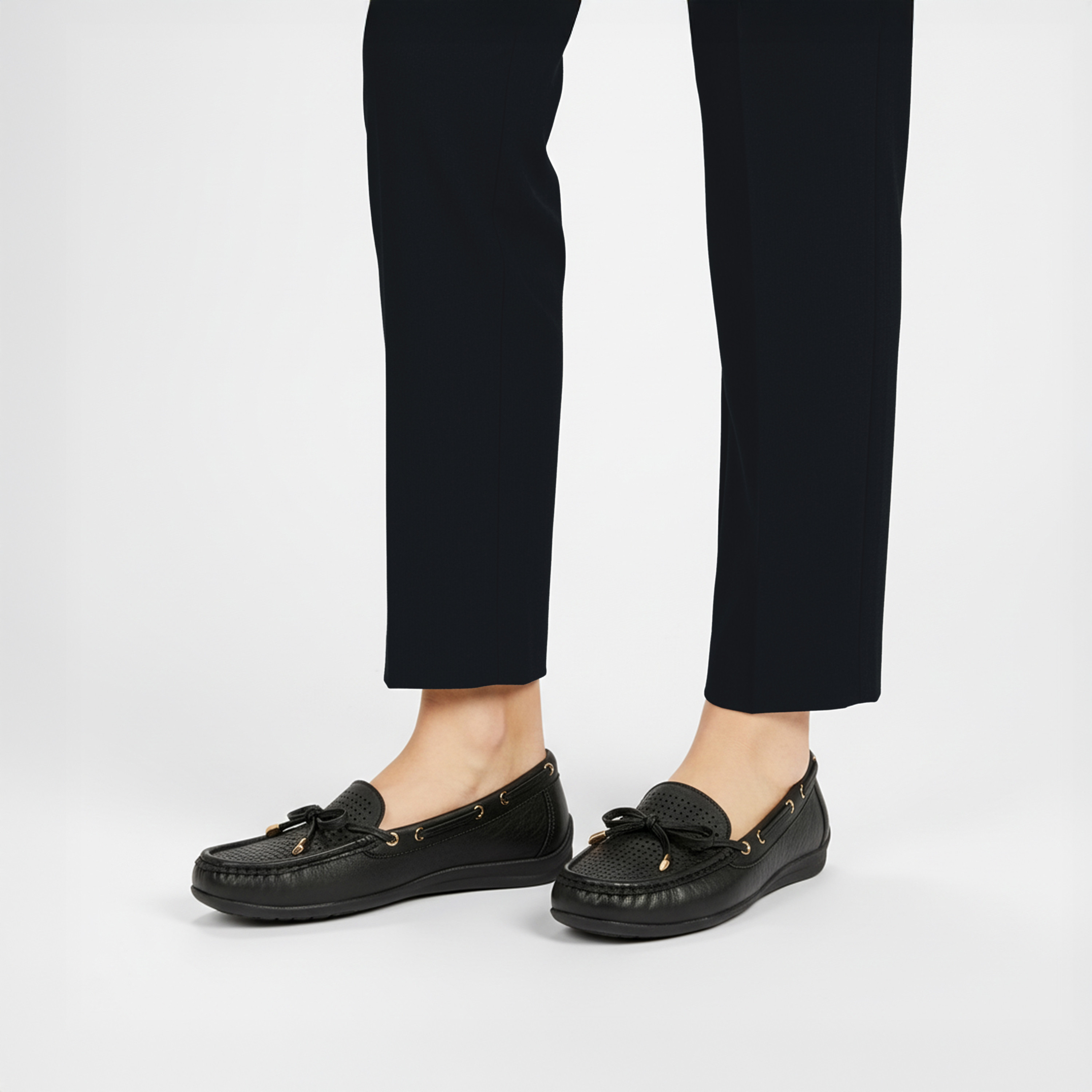 حذاء موكاسين مثقب بفيونكة للنساء من لو كونفورت-women-shoes-loafersandmoccasins-image-2