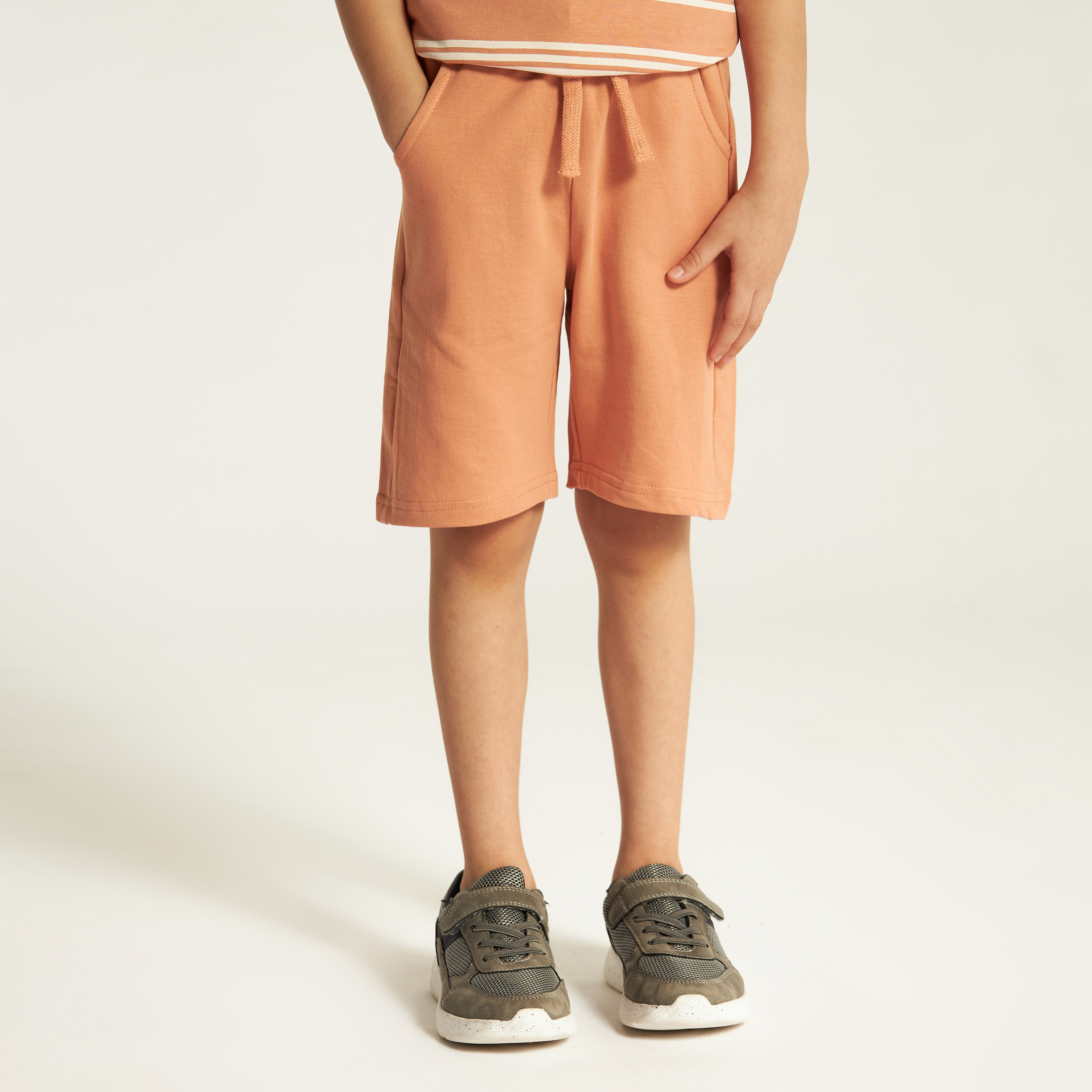 طقم تيشيرتات متنوعة وشورت 3 قطع من جونيورز-boys-clothing-setsandcoords-image-4