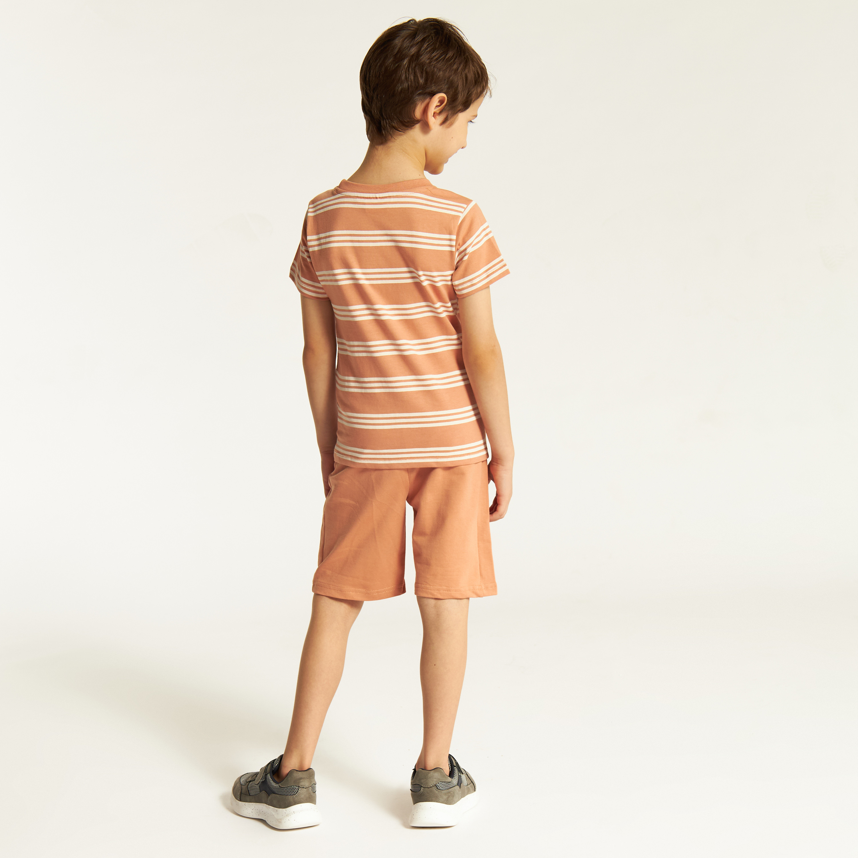 طقم تيشيرتات متنوعة وشورت 3 قطع من جونيورز-boys-clothing-setsandcoords-image-5