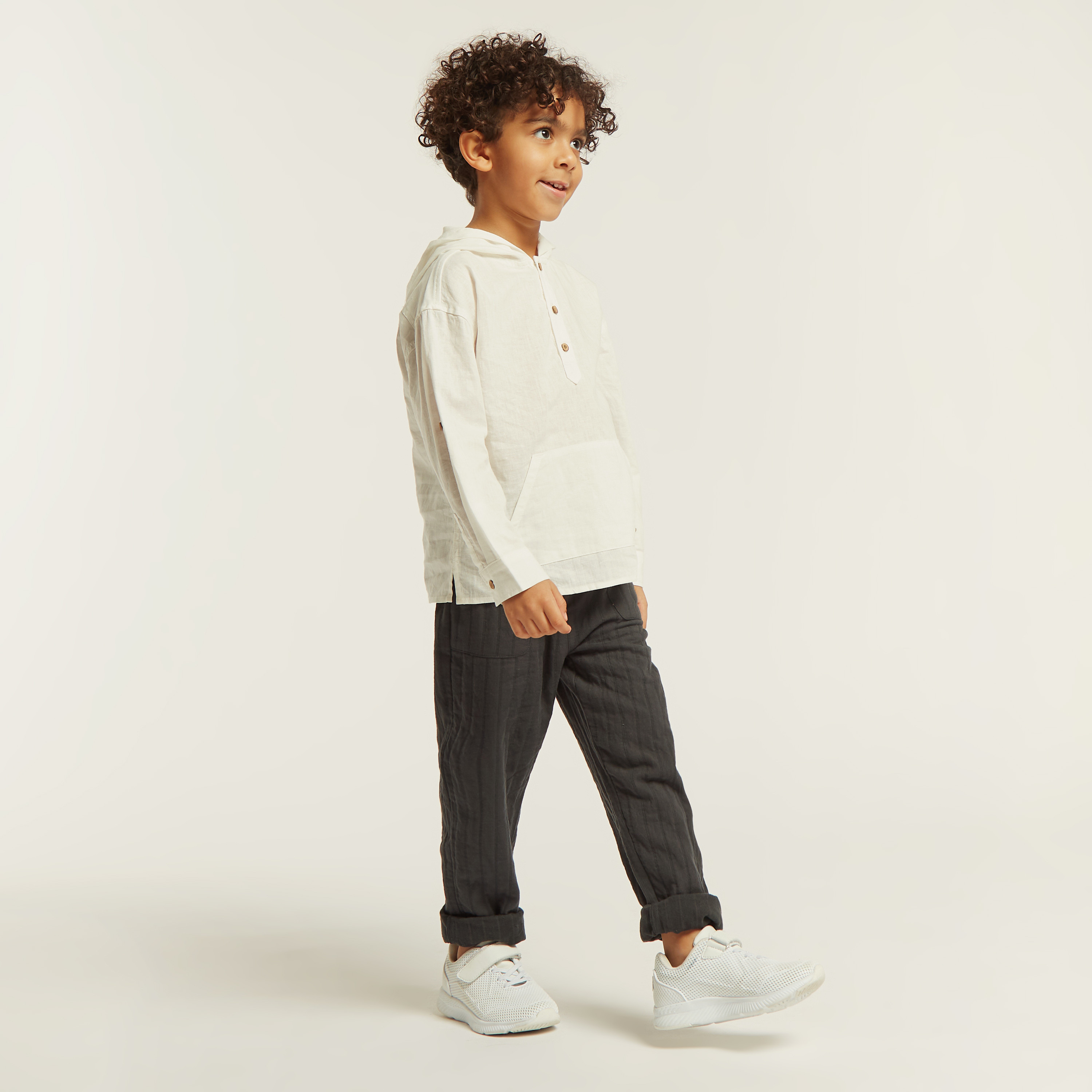 قميص سادة بقبعة وأكمام طويلة وجيب-boys-clothing-shirts-image-1