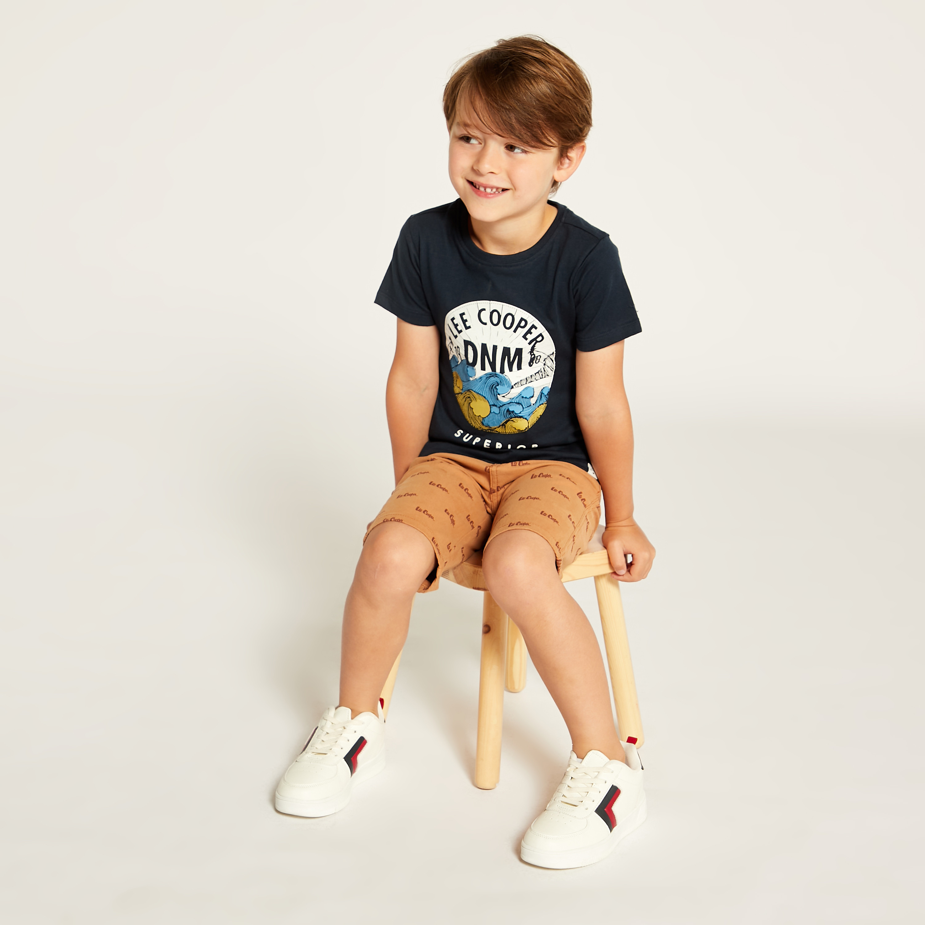 طقم شورت وتيشيرت بياقة ضيقة وطبعات من لي كوبر-boys-clothing-setsandcoords-image-1