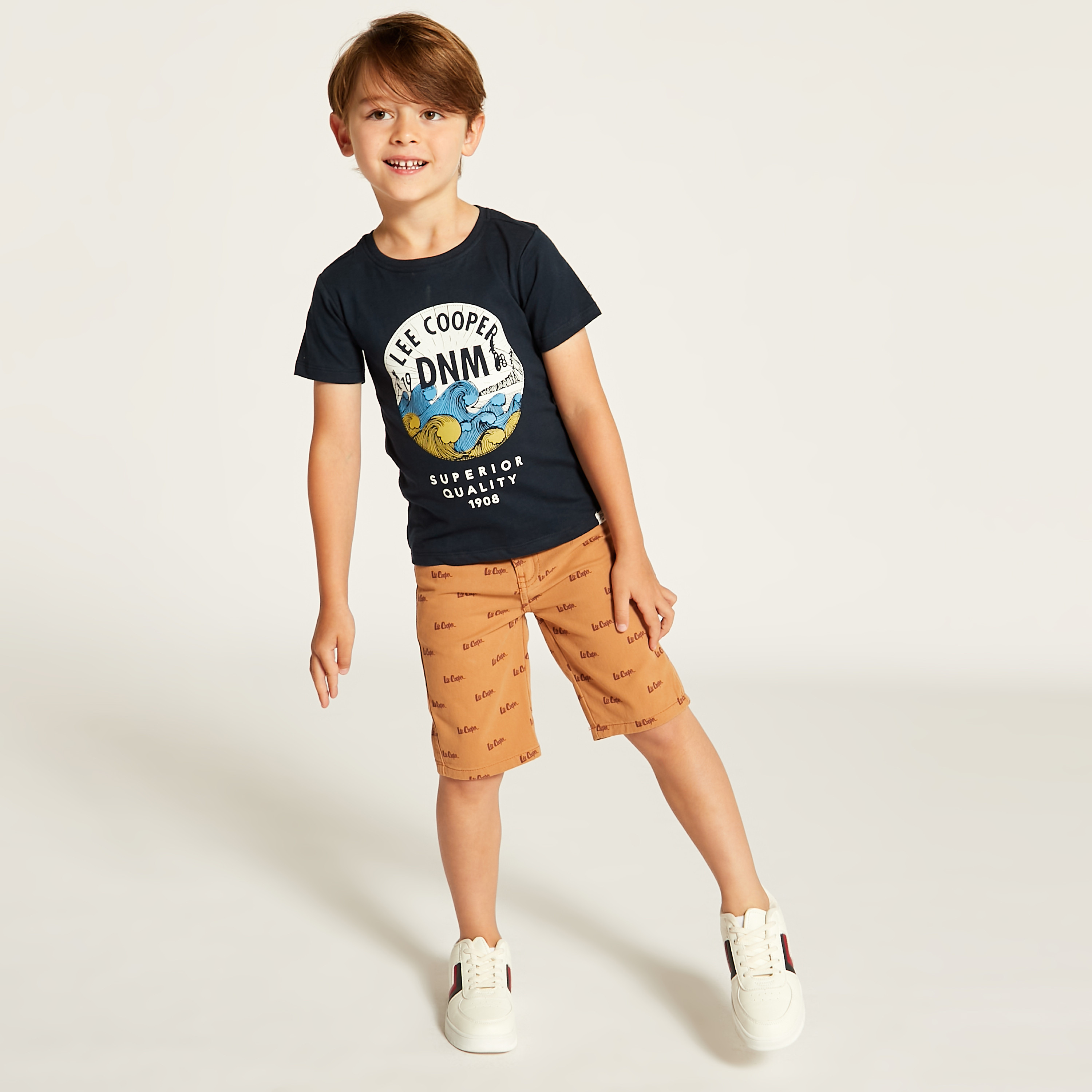 طقم شورت وتيشيرت بياقة ضيقة وطبعات من لي كوبر-boys-clothing-setsandcoords-image-2