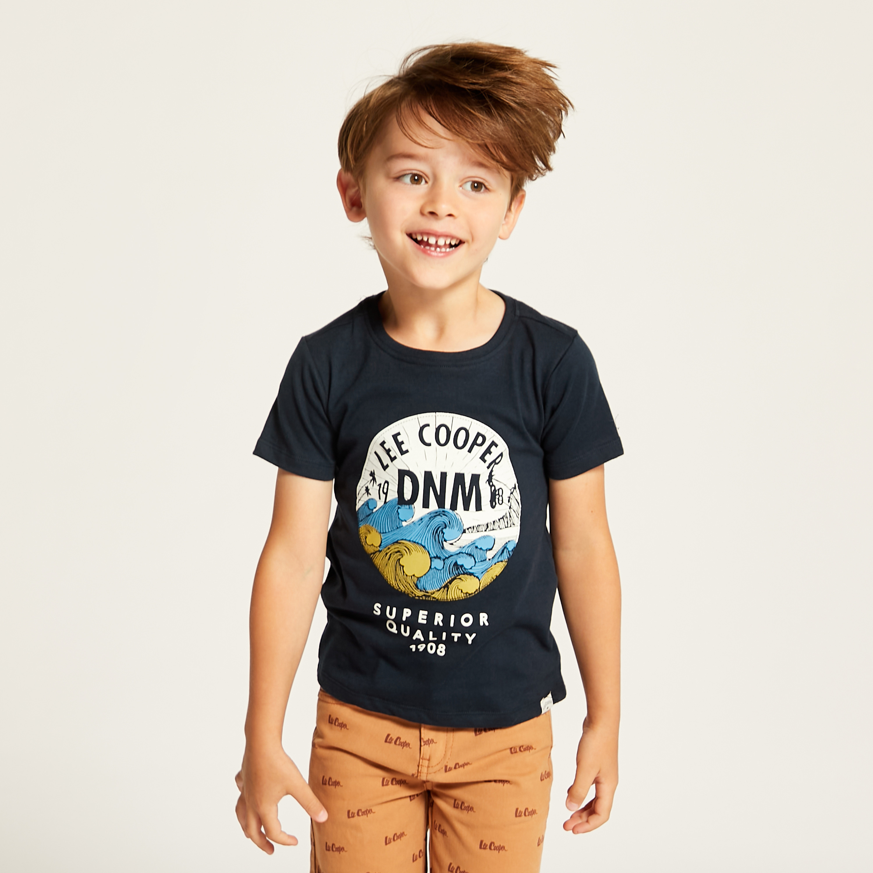 طقم شورت وتيشيرت بياقة ضيقة وطبعات من لي كوبر-boys-clothing-setsandcoords-image-3