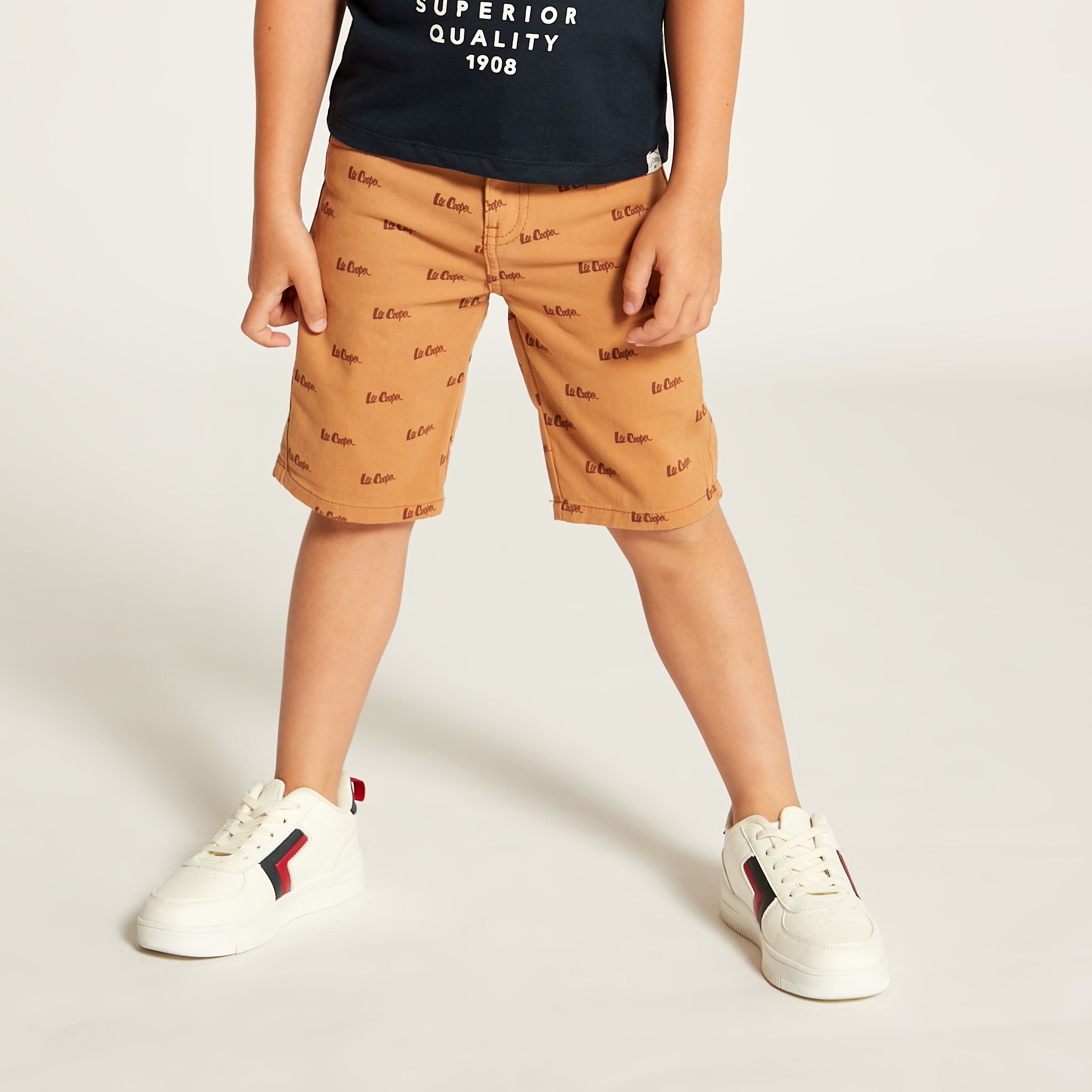 طقم شورت وتيشيرت بياقة ضيقة وطبعات من لي كوبر-boys-clothing-setsandcoords-image-4