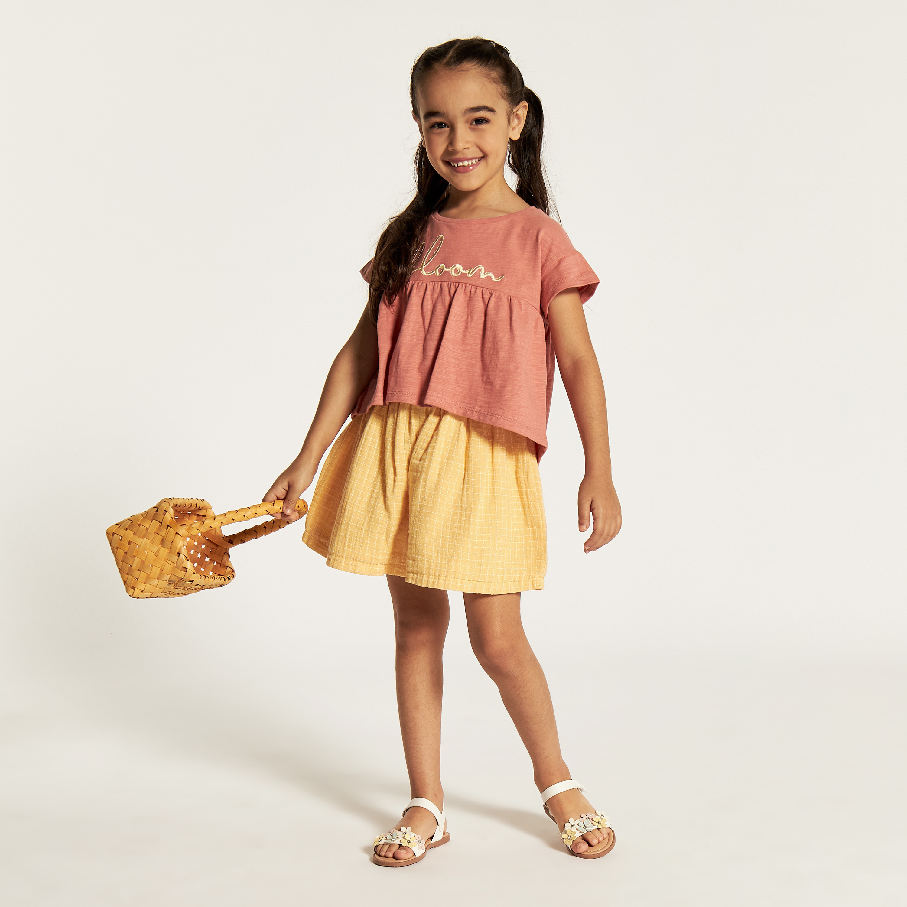 طقم شورت وبلوزة مطرزة بياقة مستديرة-baby-girls-clothing-setsandcoords-image-1
