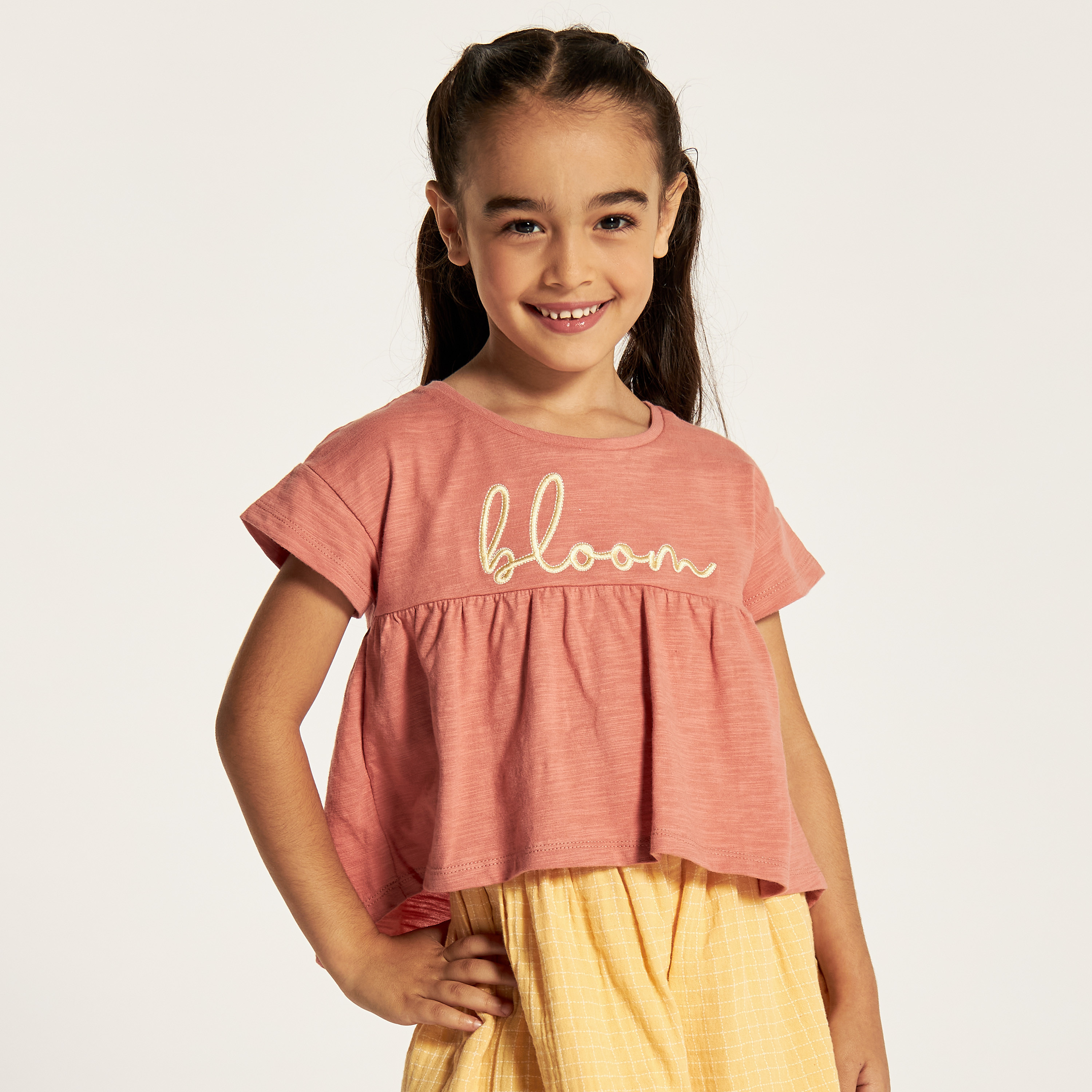 طقم شورت وبلوزة مطرزة بياقة مستديرة-baby-girls-clothing-setsandcoords-image-2
