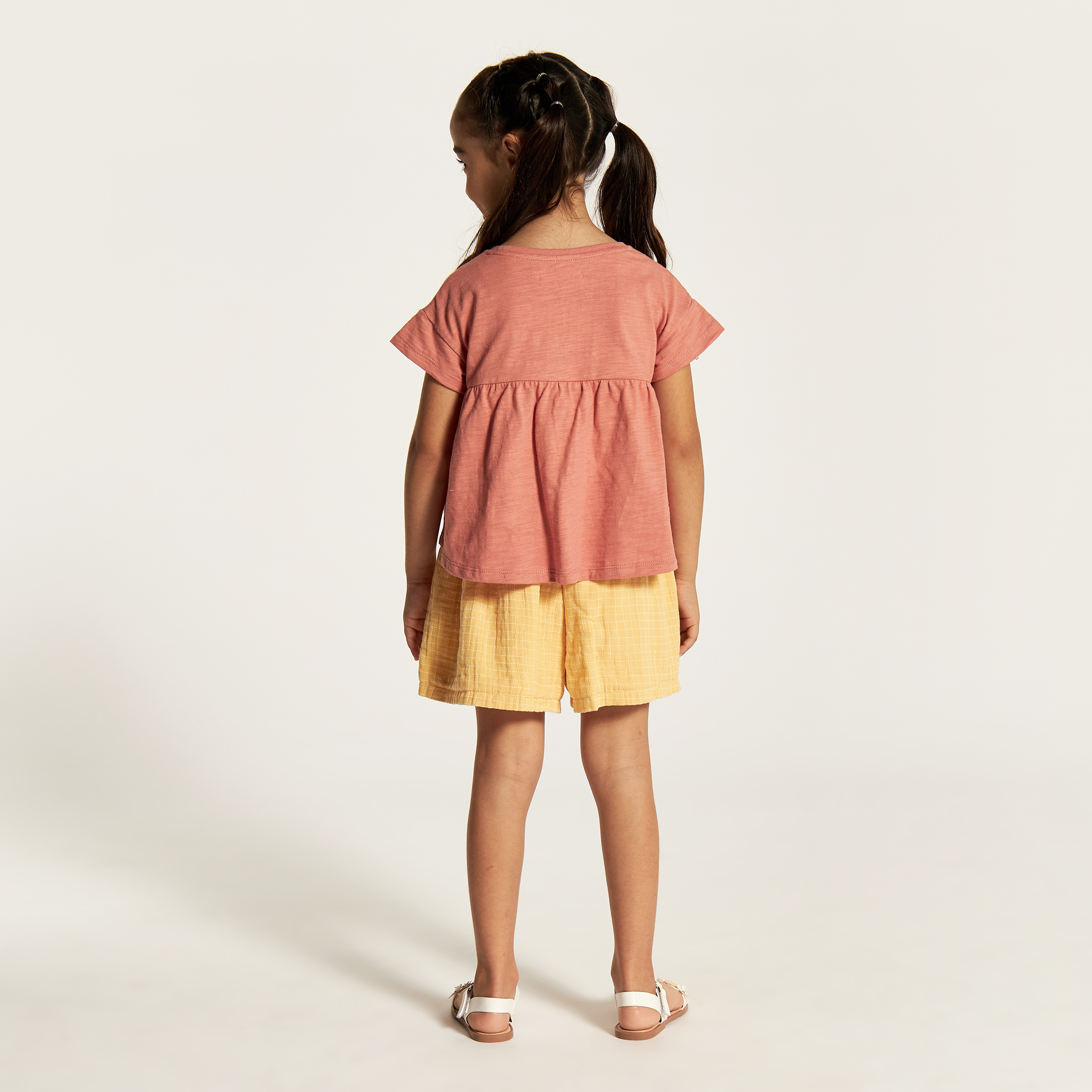 طقم شورت وبلوزة مطرزة بياقة مستديرة-baby-girls-clothing-setsandcoords-image-4