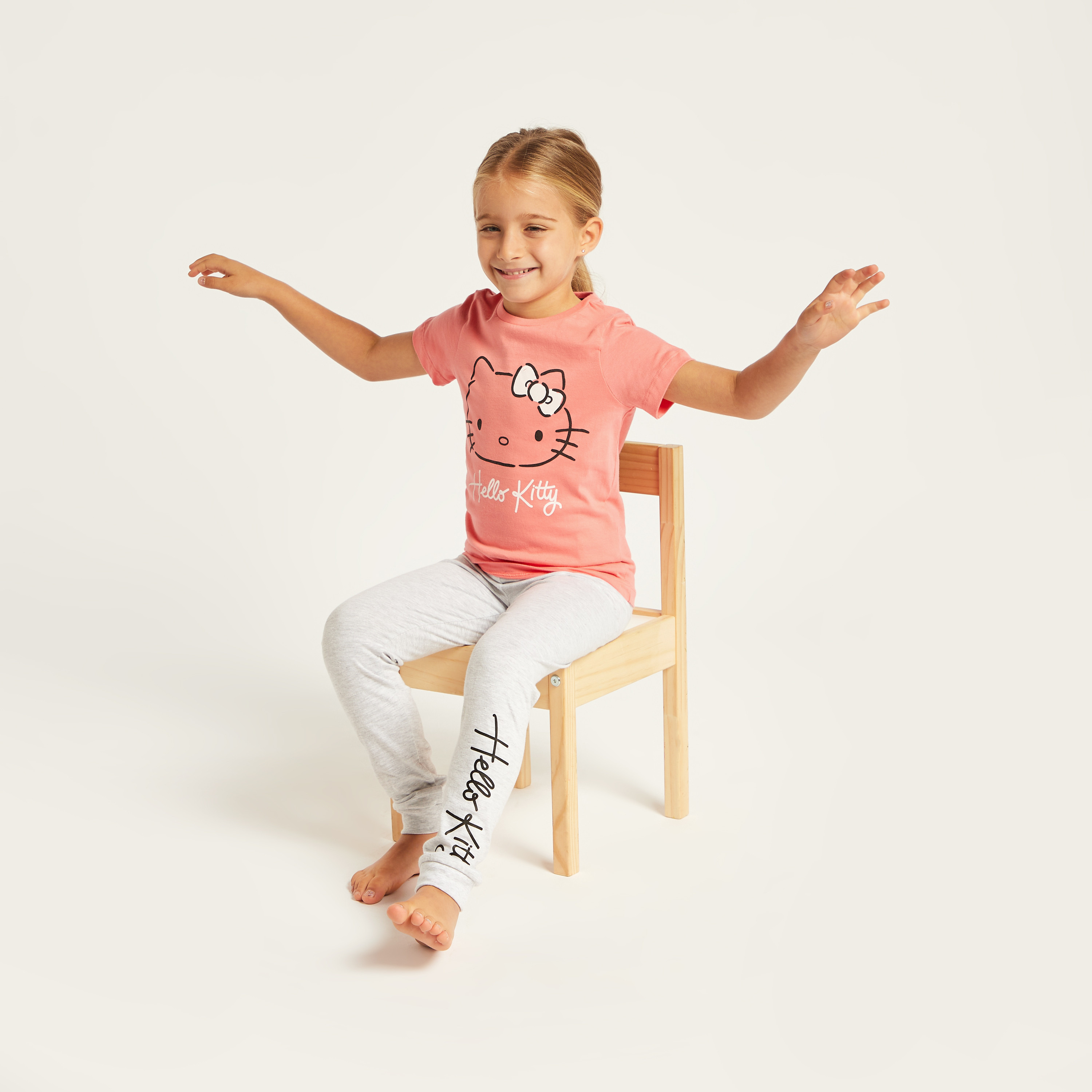 طقم بنطلون بيجاما وتيشيرت بياقة مستديرة وطبعات هالو كيتي من سانريو-girls-clothing-nightwear-image-1