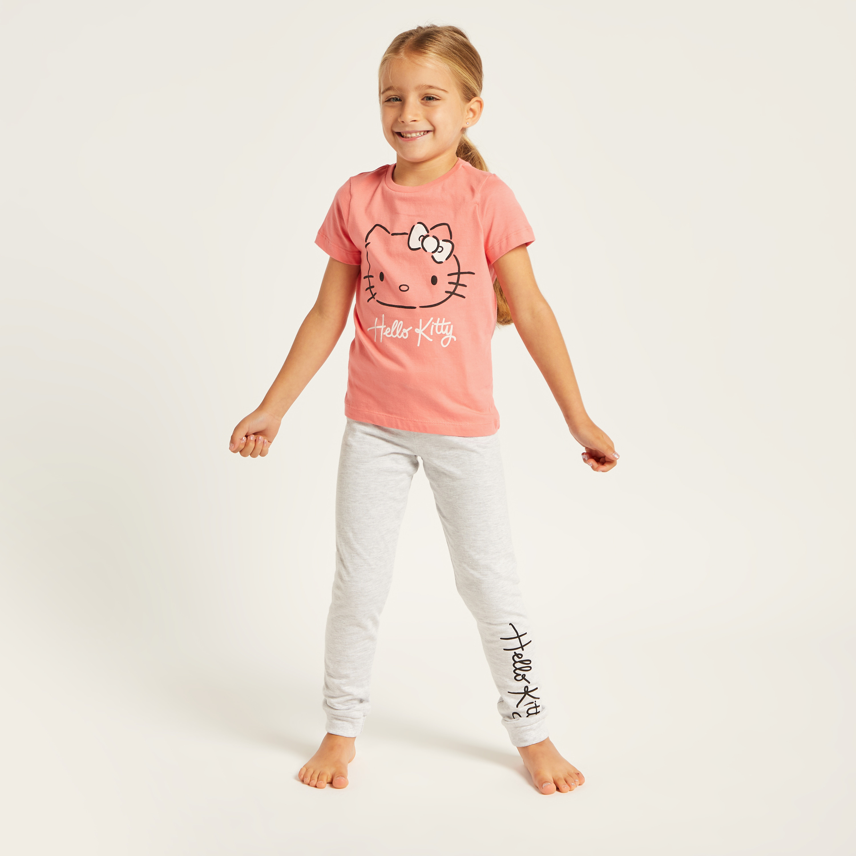 طقم بنطلون بيجاما وتيشيرت بياقة مستديرة وطبعات هالو كيتي من سانريو-girls-clothing-nightwear-image-2