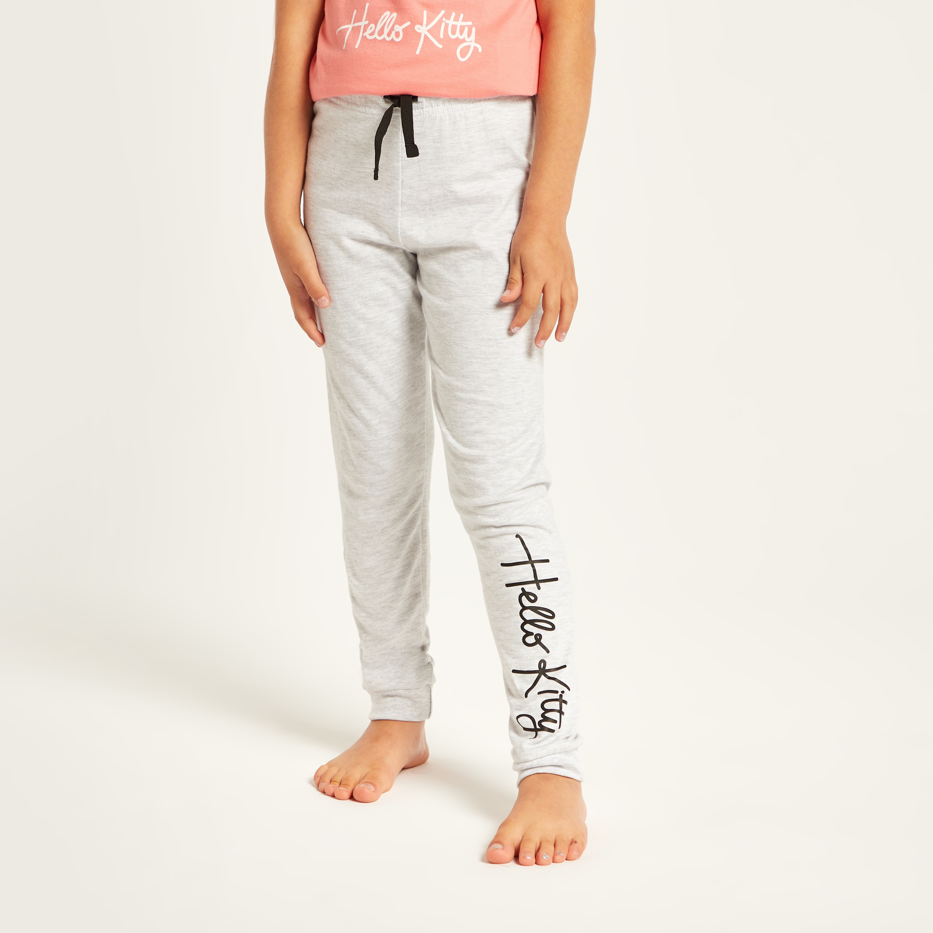 طقم بنطلون بيجاما وتيشيرت بياقة مستديرة وطبعات هالو كيتي من سانريو-girls-clothing-nightwear-image-4
