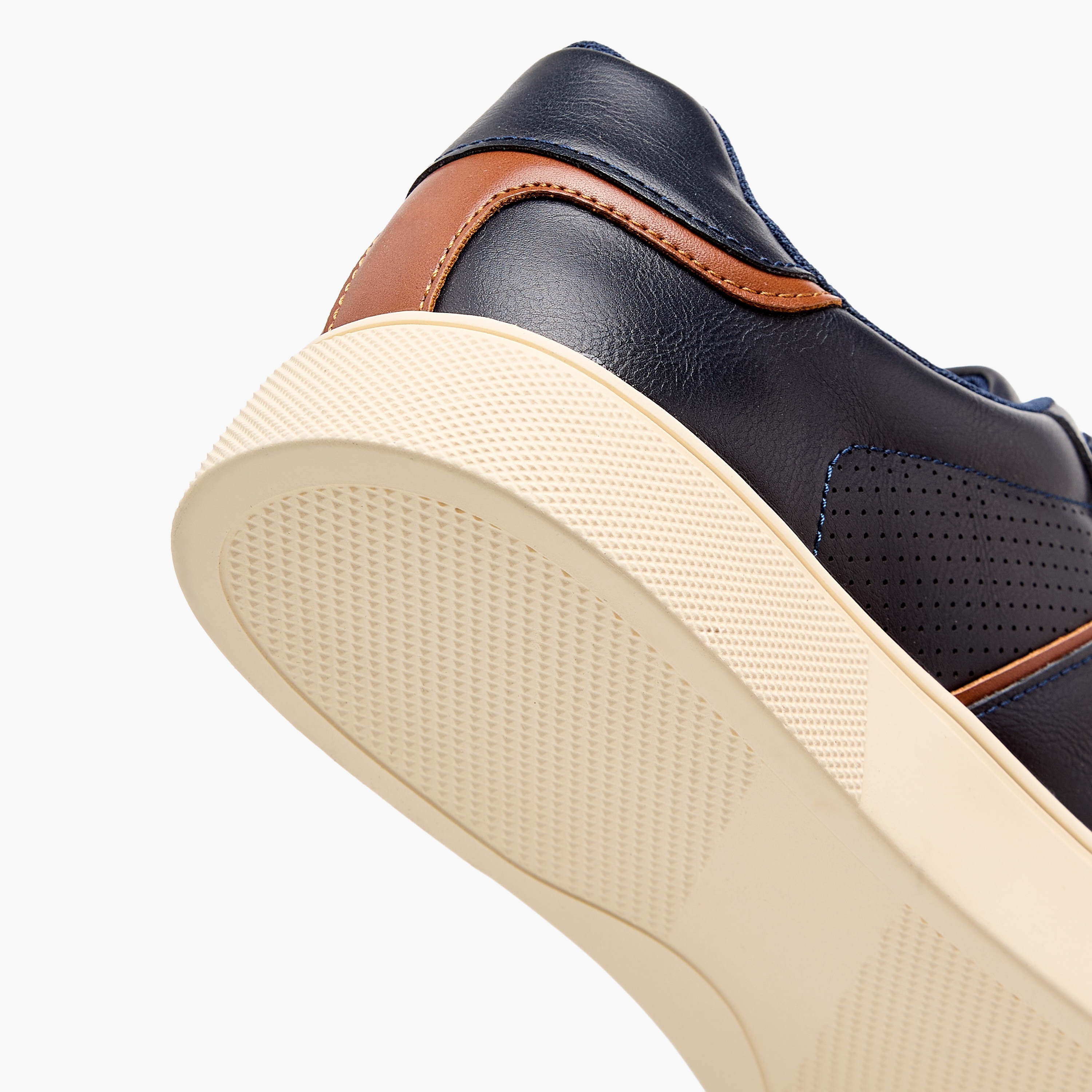 حذاء سنيكرز بطول الكاحل ورباط إغلاق للرجال من إل بي إل من شو إكسبريس-men-shoes-sneakers-image-8