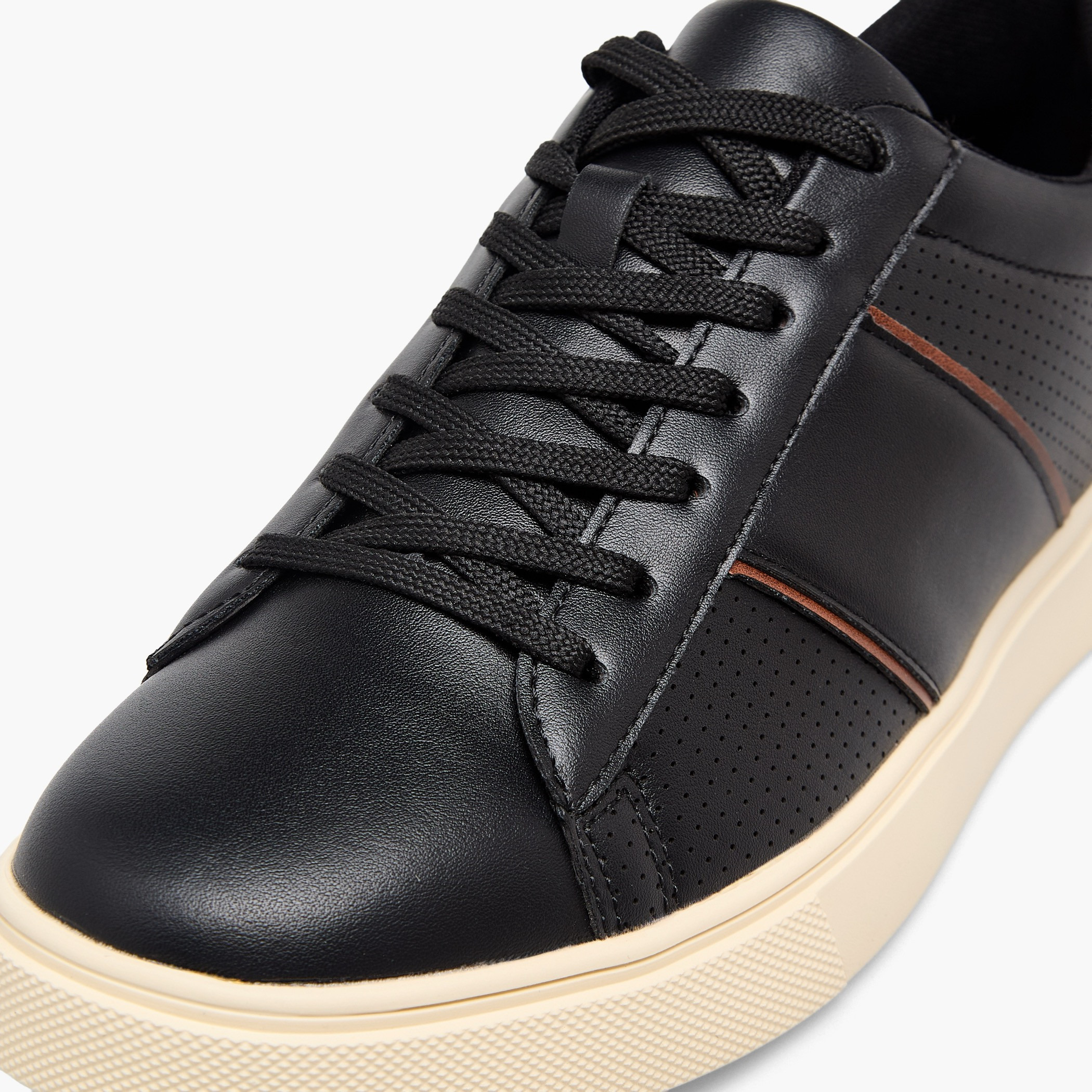 حذاء سنيكرز بطول الكاحل ورباط إغلاق للرجال من إل بي إل من شو إكسبريس-men-shoes-sneakers-image-7