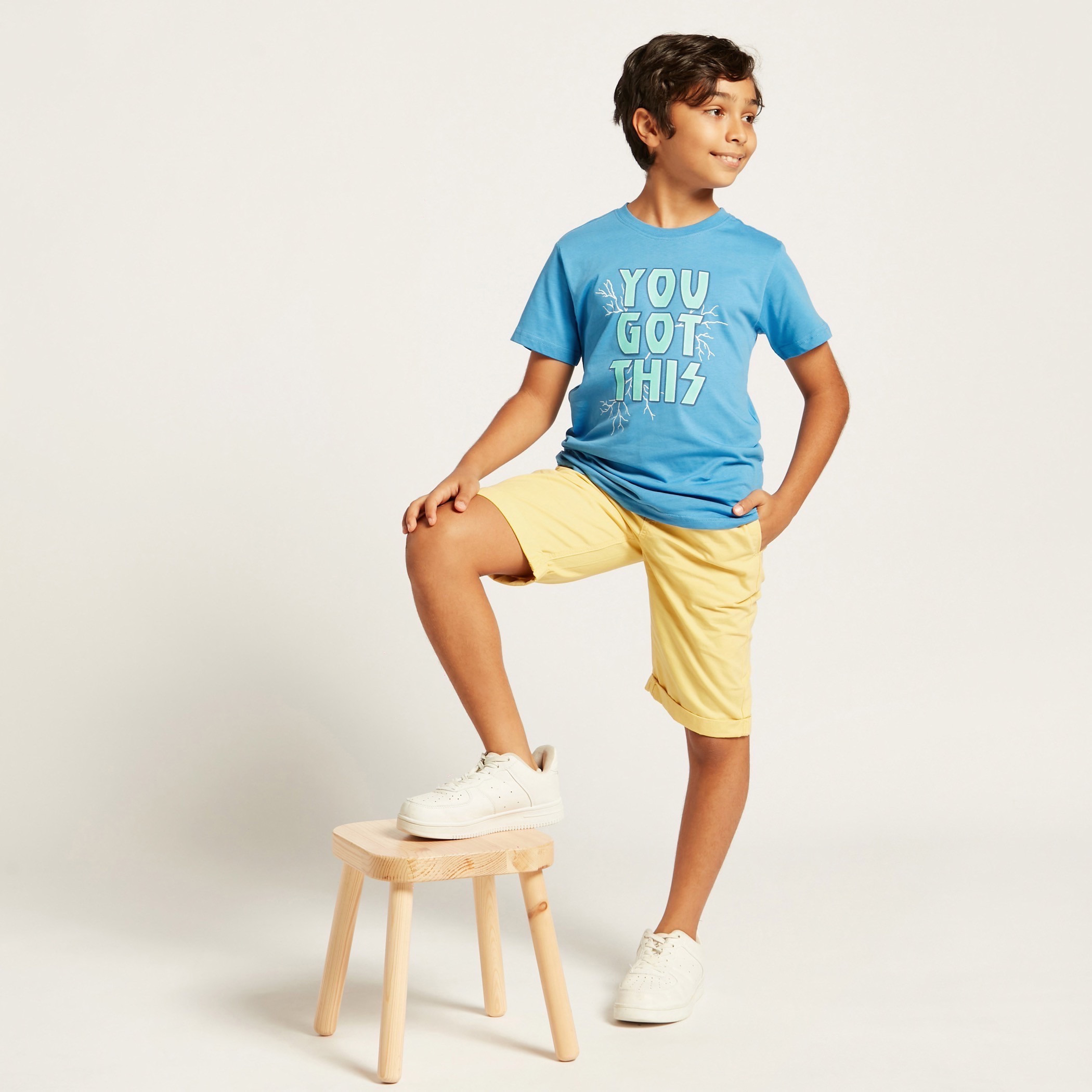 تيشيرت بياقة ضيّقة وأكمام قصيرة وطبعات تايبوجرافيك من جونيورز-boys-clothing-tshirtsandpolos-image-1