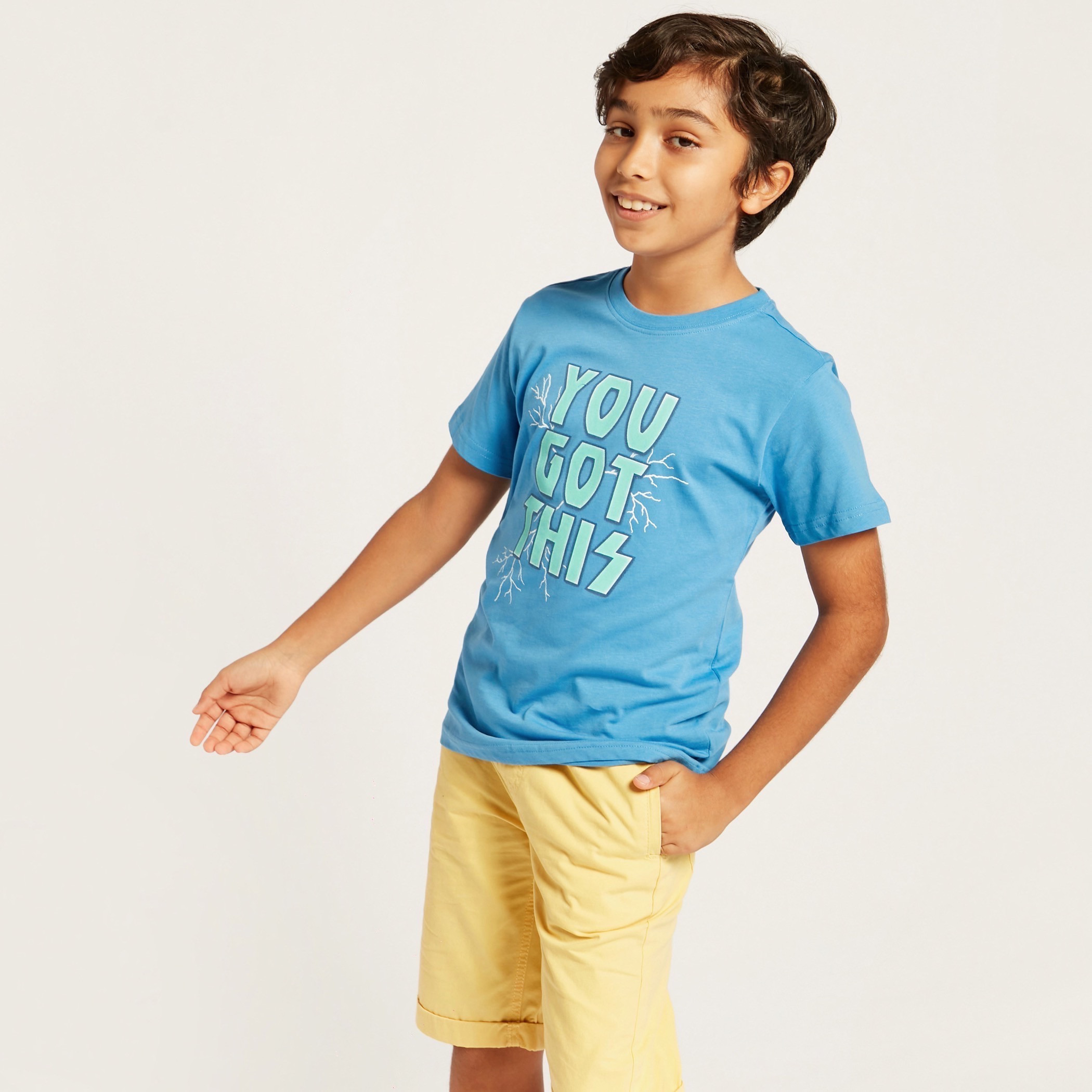 تيشيرت بياقة ضيّقة وأكمام قصيرة وطبعات تايبوجرافيك من جونيورز-boys-clothing-tshirtsandpolos-image-2