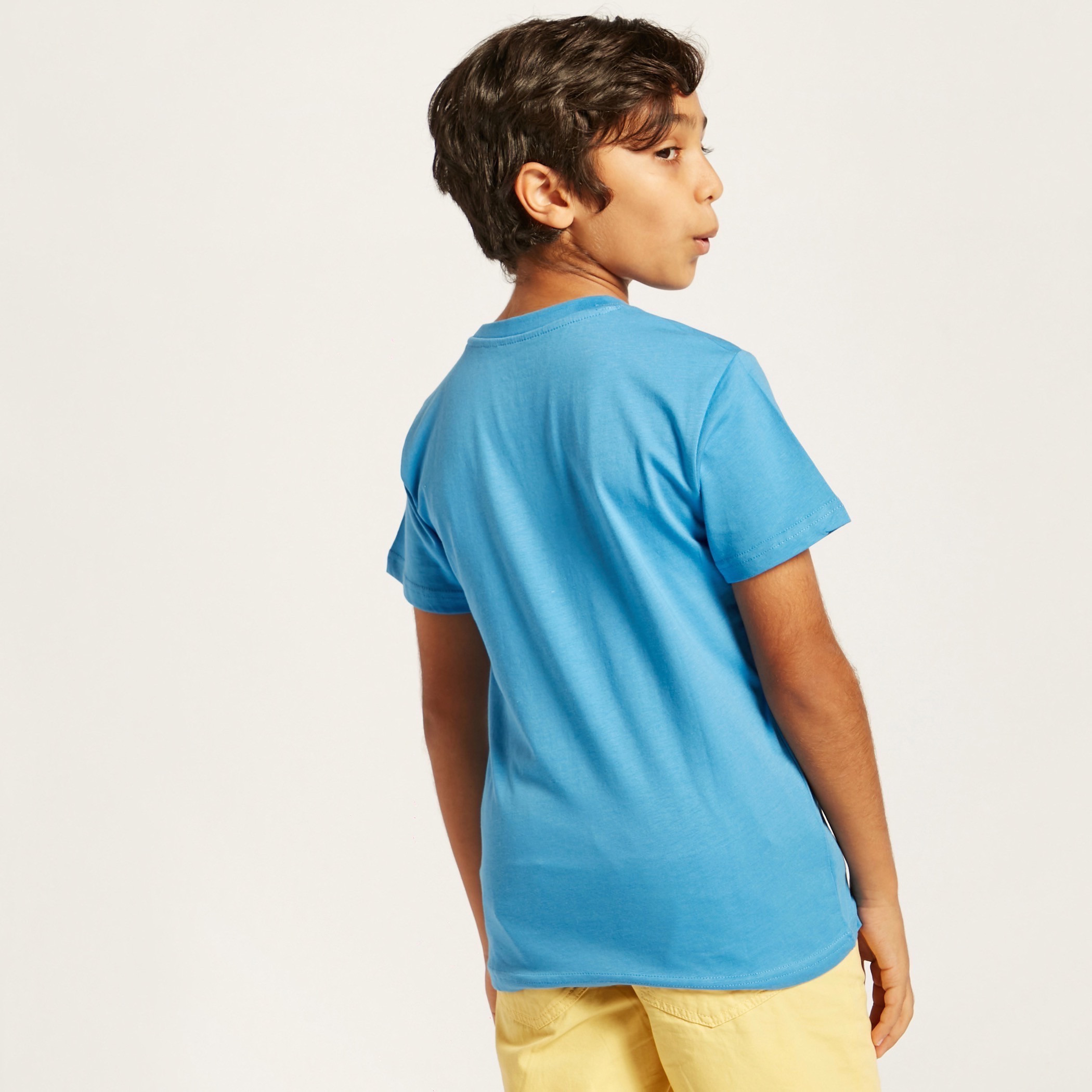 تيشيرت بياقة ضيّقة وأكمام قصيرة وطبعات تايبوجرافيك من جونيورز-boys-clothing-tshirtsandpolos-image-4