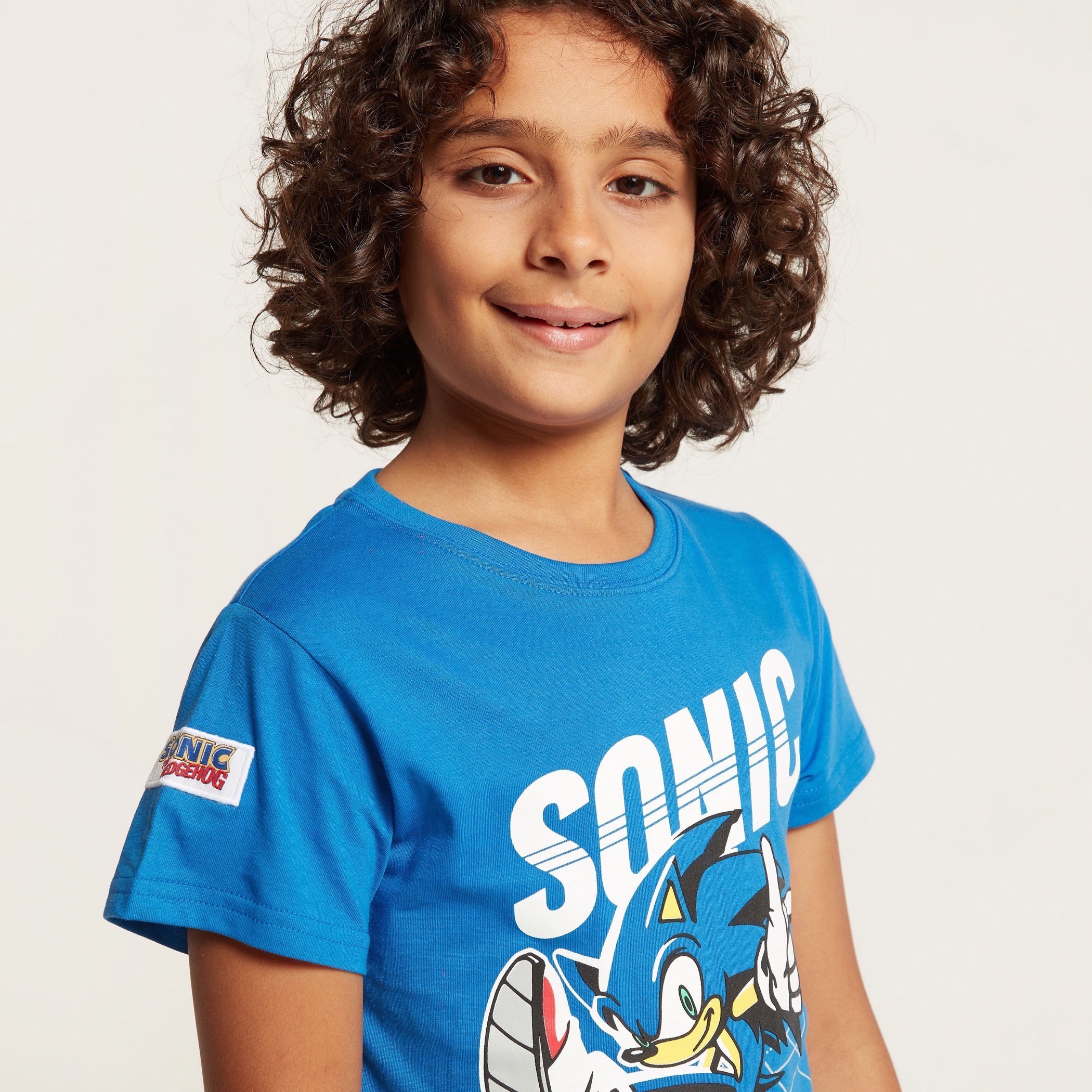 تيشيرت بأكمام قصيرة وياقة ضيقة وطبعات سونيك من هاسبرو-boys-clothing-tshirtsandpolos-image-3