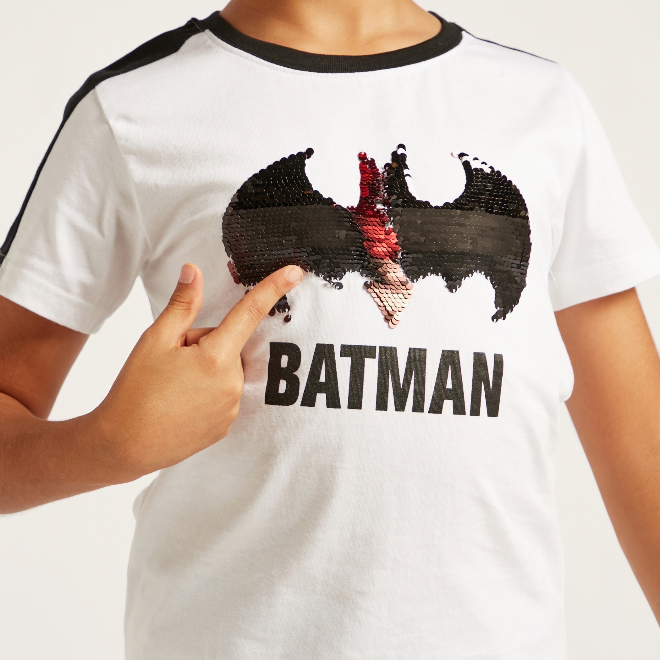 تيشيرت بأكمام قصيرة وتزيينات ترتر وطبعات باتمان-boys-clothing-tshirtsandpolos-image-3