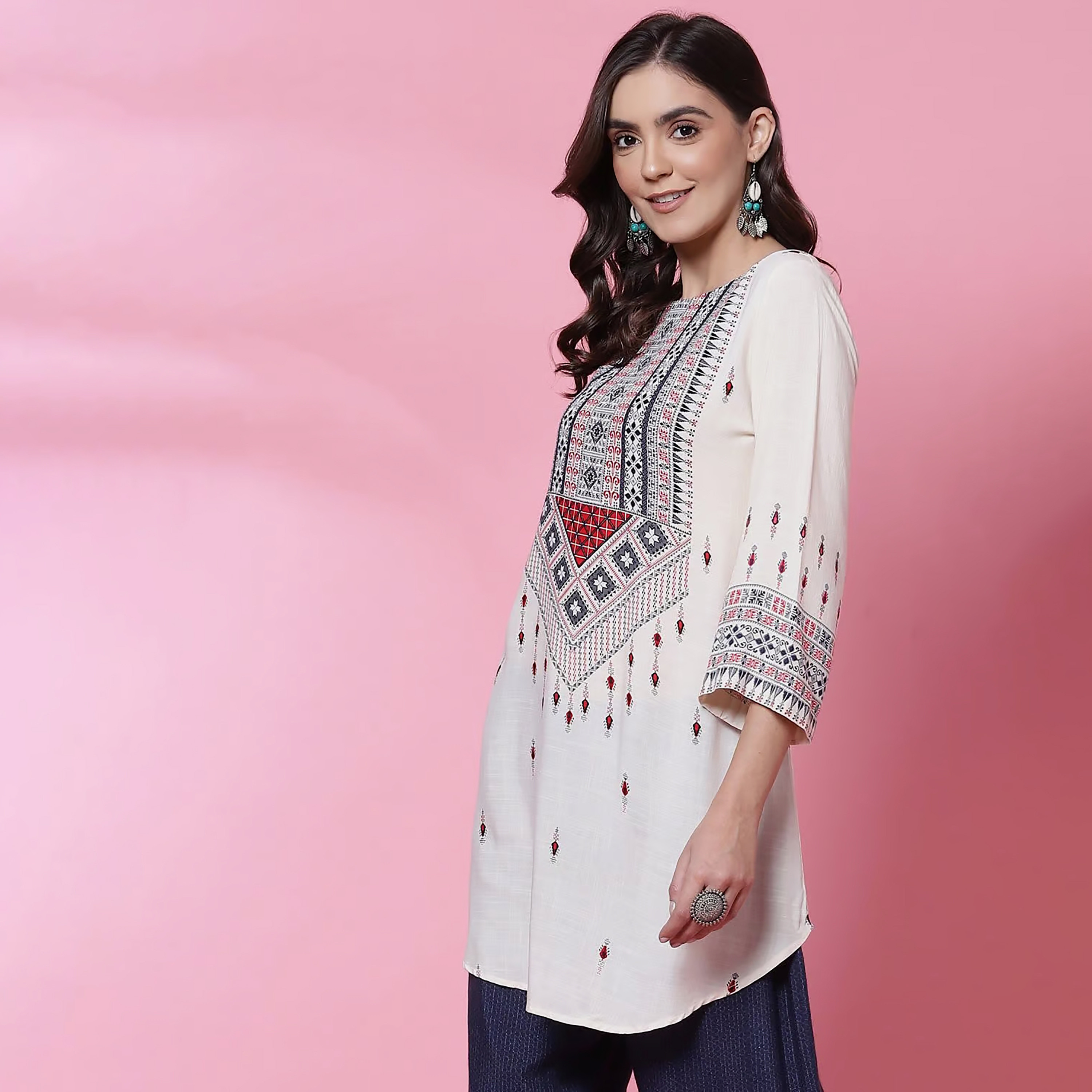 كورتي برقبة قارب بزخارف عرقية من بيبا-women-clothing-ethnicwear-kurtas-image-5