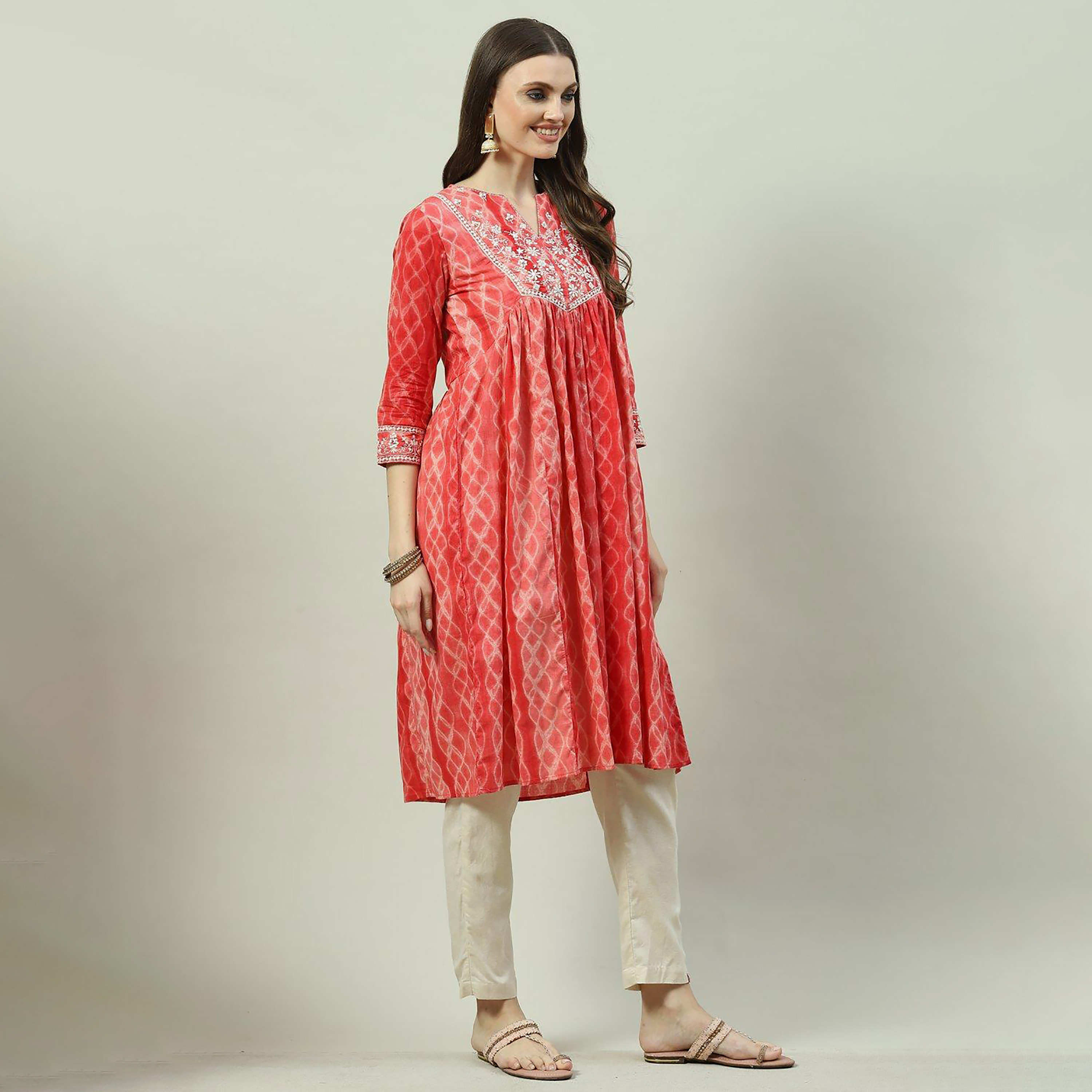 كورتا قطنية مستقيمة مطرزة برقبة على شكل وى مع مزين بسكوينس من بيبا-women-clothing-ethnicwear-dresses-image-2