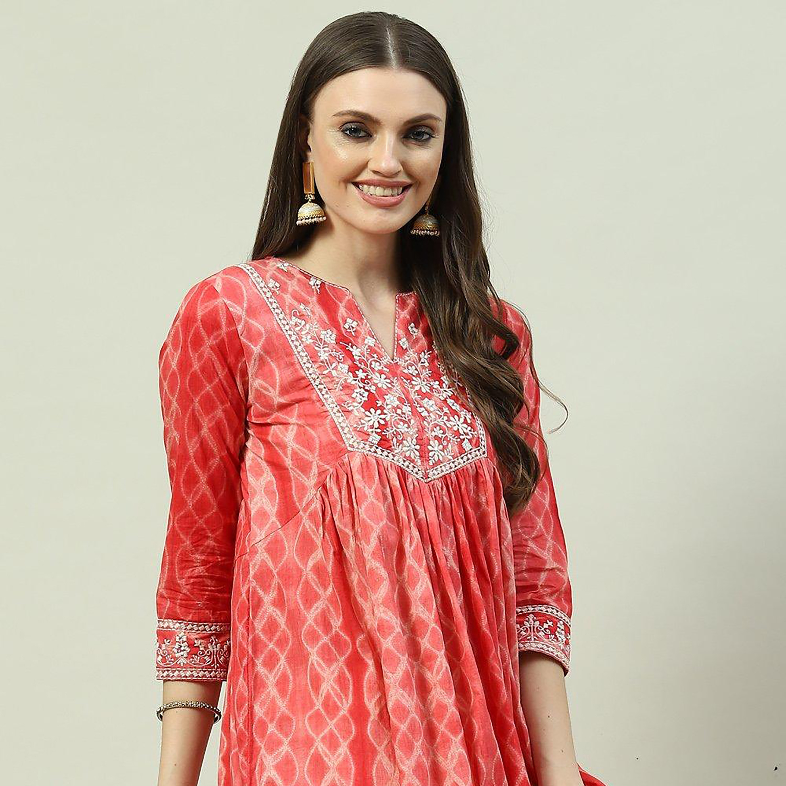 كورتا قطنية مستقيمة مطرزة برقبة على شكل وى مع مزين بسكوينس من بيبا-women-clothing-ethnicwear-dresses-image-4