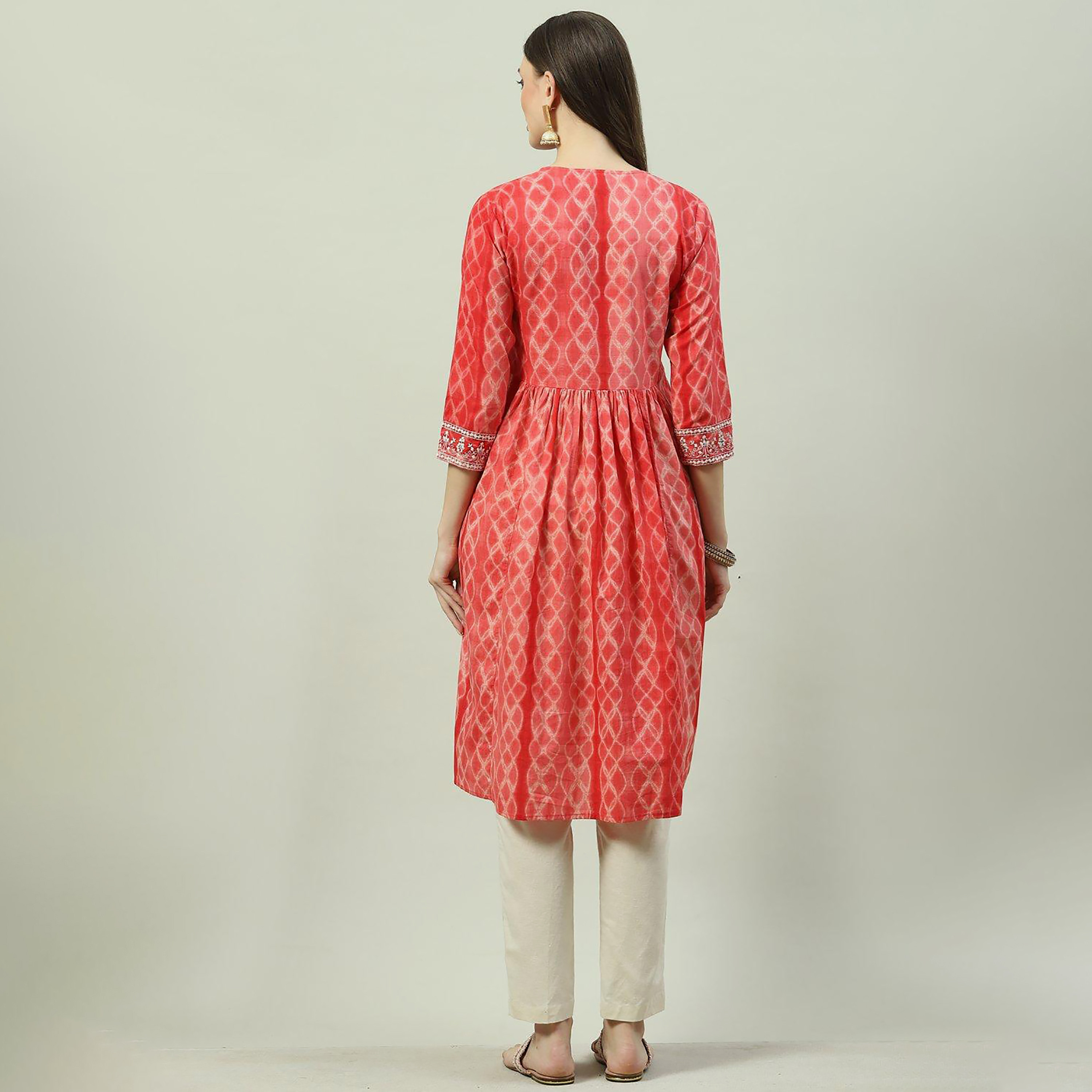 كورتا قطنية مستقيمة مطرزة برقبة على شكل وى مع مزين بسكوينس من بيبا-women-clothing-ethnicwear-dresses-image-5