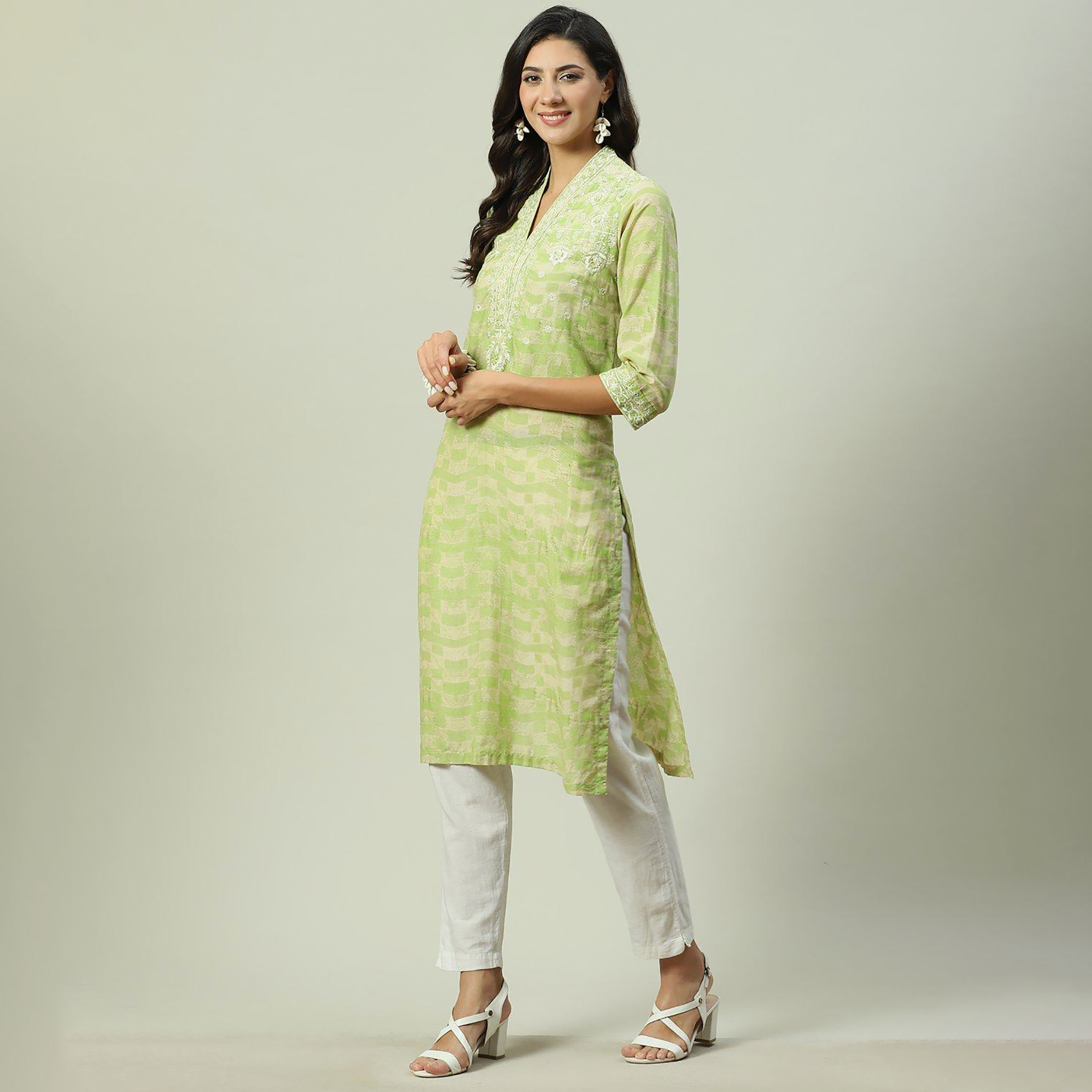 كورتا قطنية مستقيمة مطرزة برقبة على شكل وى مع مزين بسكوينس من بيبا-women-clothing-ethnicwear-dresses-image-2