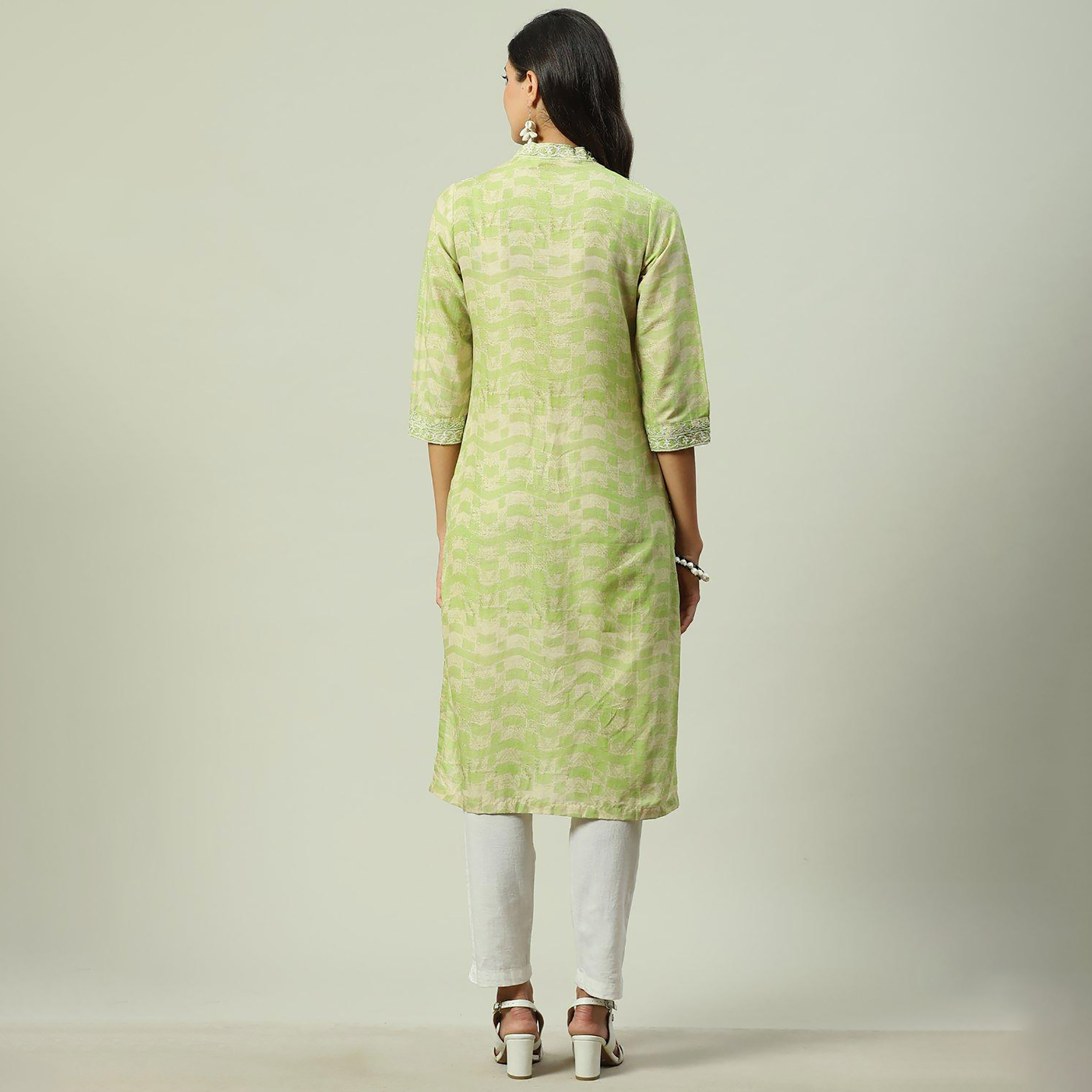 كورتا قطنية مستقيمة مطرزة برقبة على شكل وى مع مزين بسكوينس من بيبا-women-clothing-ethnicwear-dresses-image-4