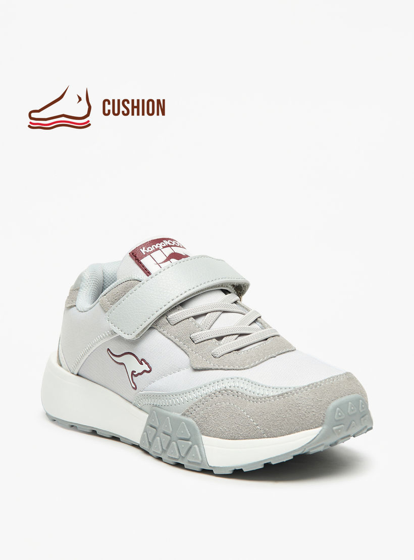 حذاء مشي بشريط إغلاق لاصق وشعار منقوش للأولاد من كانجاروز-sports-boys-shoes-image-1