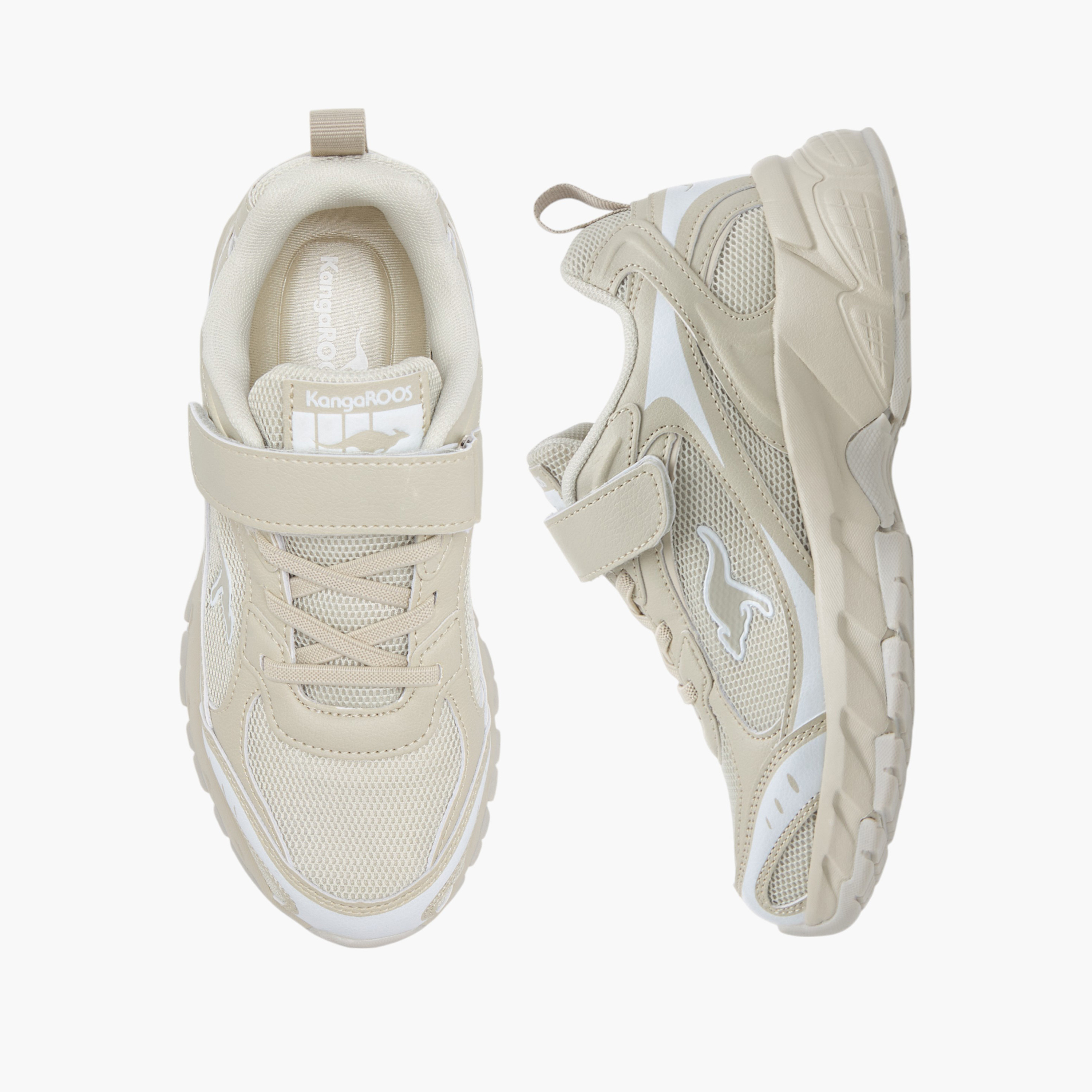 حذاء مشي بشريط لاصق وتفاصيل الشعار للبنات من كانجاروس