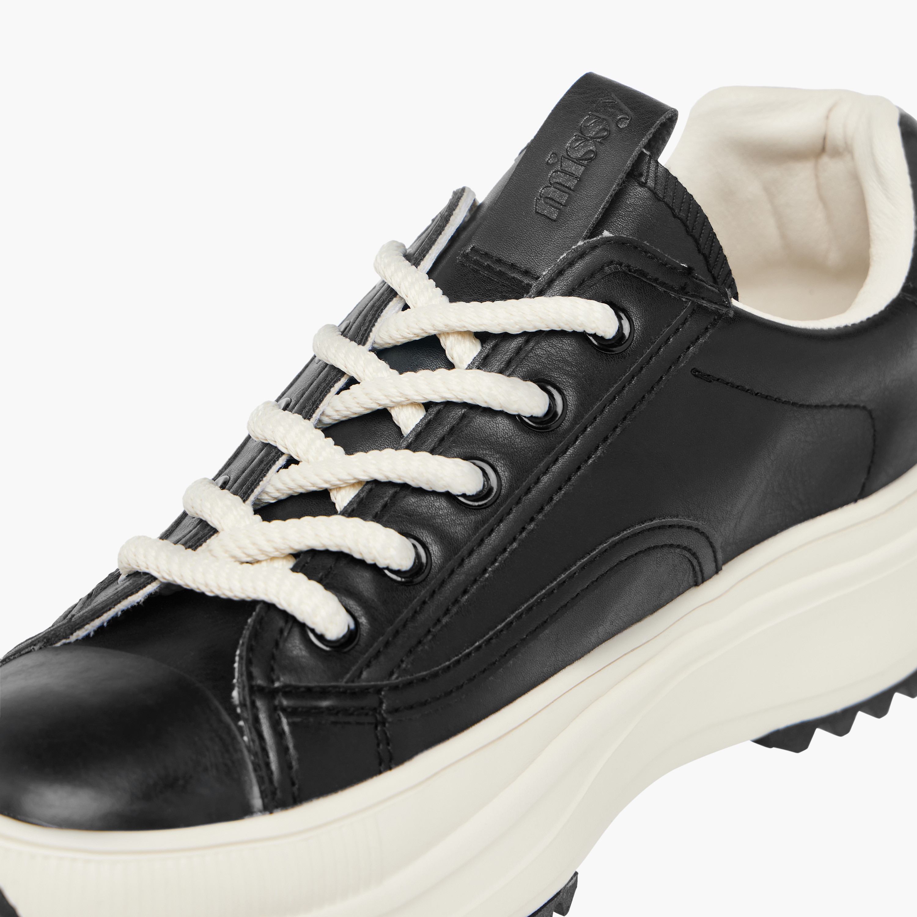حذاء سنيكرز سادة بنعل سميك ورباط إغلاق من ميسي-women-shoes-sneakers-image-4