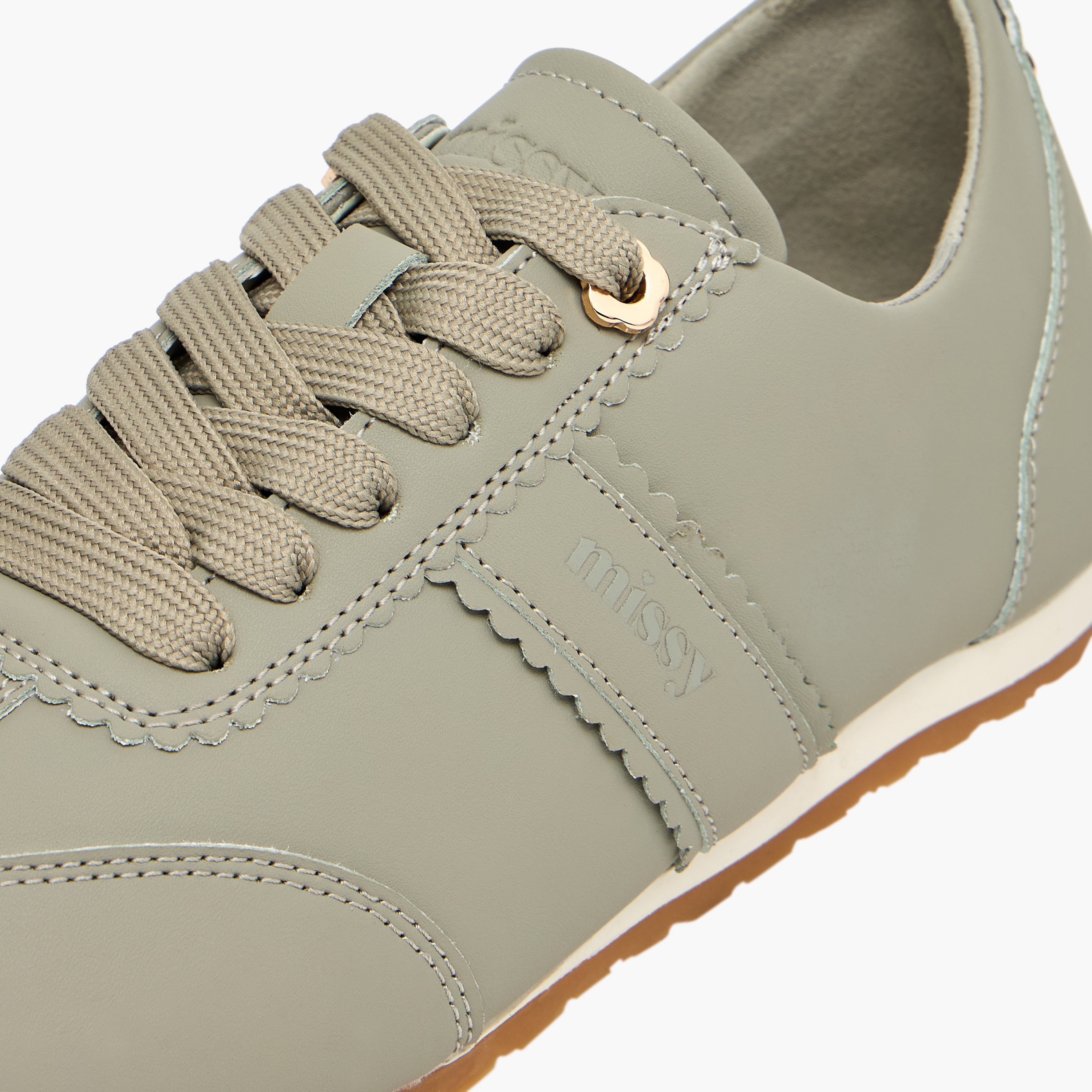 حذاء نسائي بكاحل مزود برباط وتقليم على شكل قوس من ميسي-women-shoes-sneakers-image-4