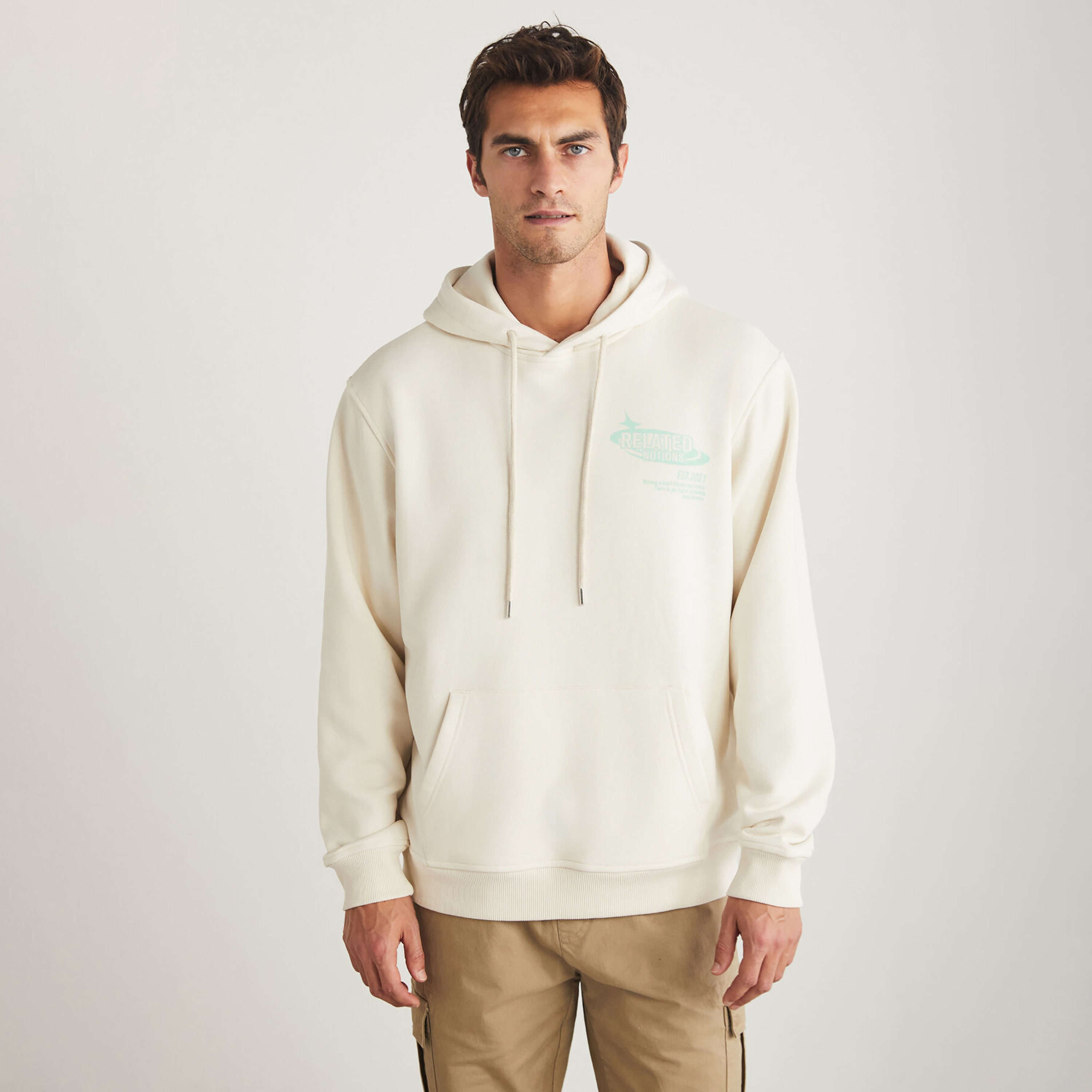 سويت شيرت رجالي أبيض مطبوع برسومات، بقلنسوة، من غريملانج-men-winterwear-hoodiesandsweatshirts-image-1