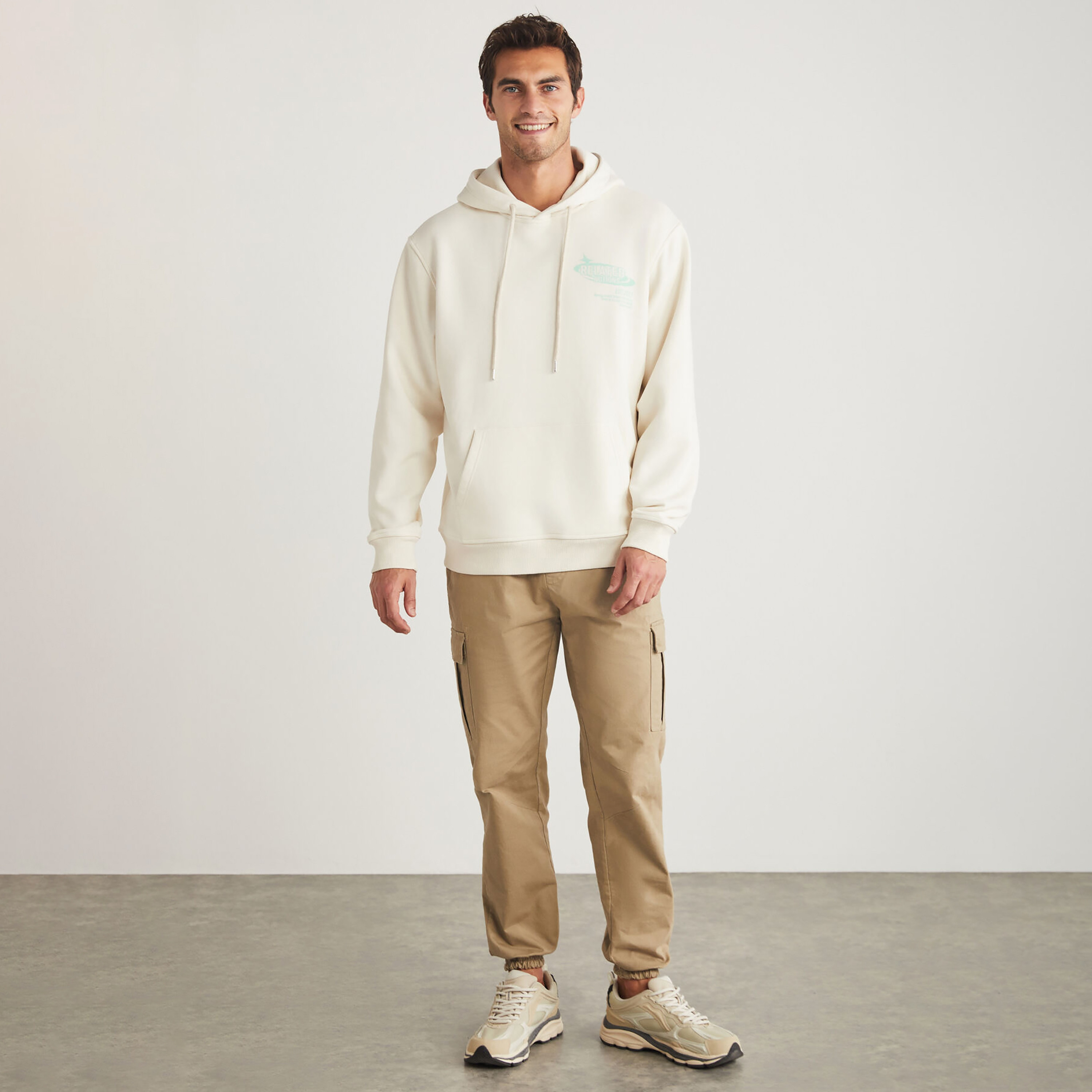 سويت شيرت رجالي أبيض مطبوع برسومات، بقلنسوة، من غريملانج-men-winterwear-hoodiesandsweatshirts-image-2