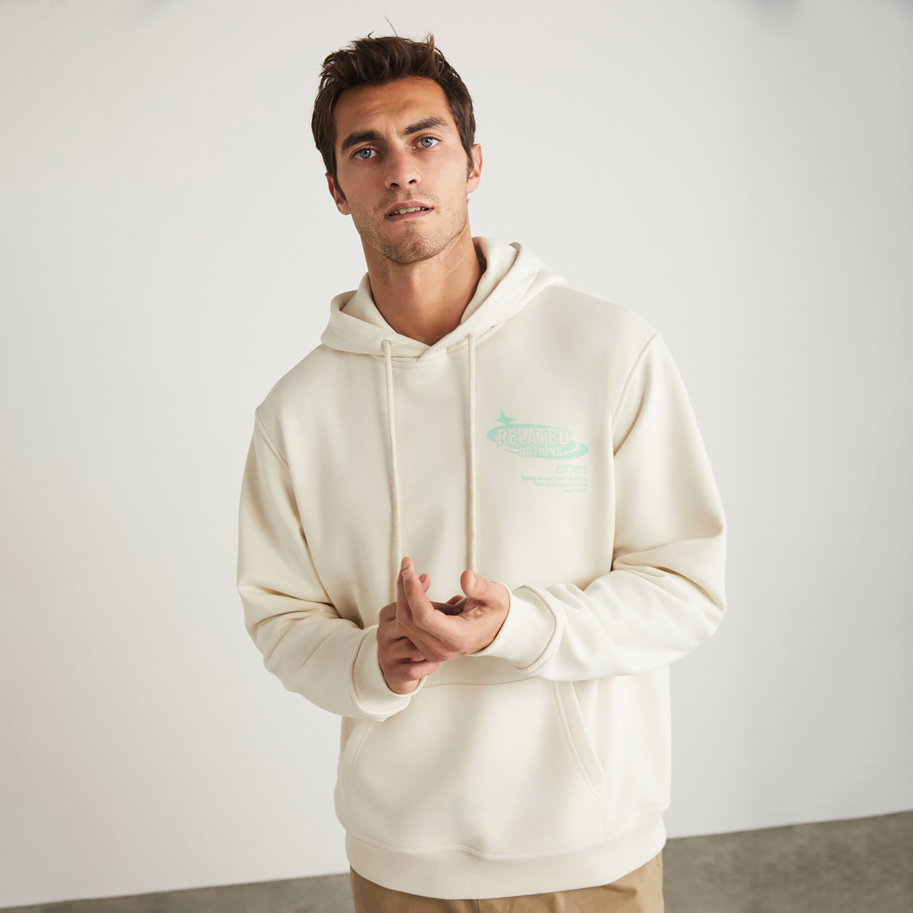سويت شيرت رجالي أبيض مطبوع برسومات، بقلنسوة، من غريملانج-men-winterwear-hoodiesandsweatshirts-image-4