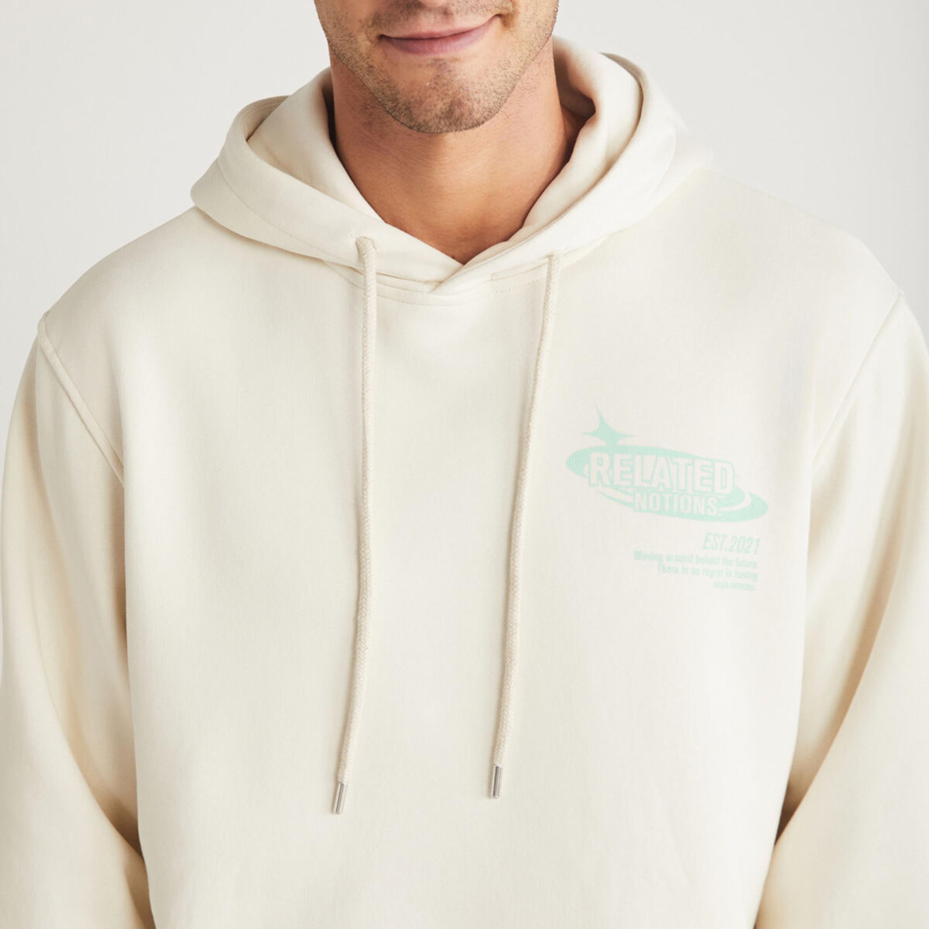 سويت شيرت رجالي أبيض مطبوع برسومات، بقلنسوة، من غريملانج-men-winterwear-hoodiesandsweatshirts-image-5