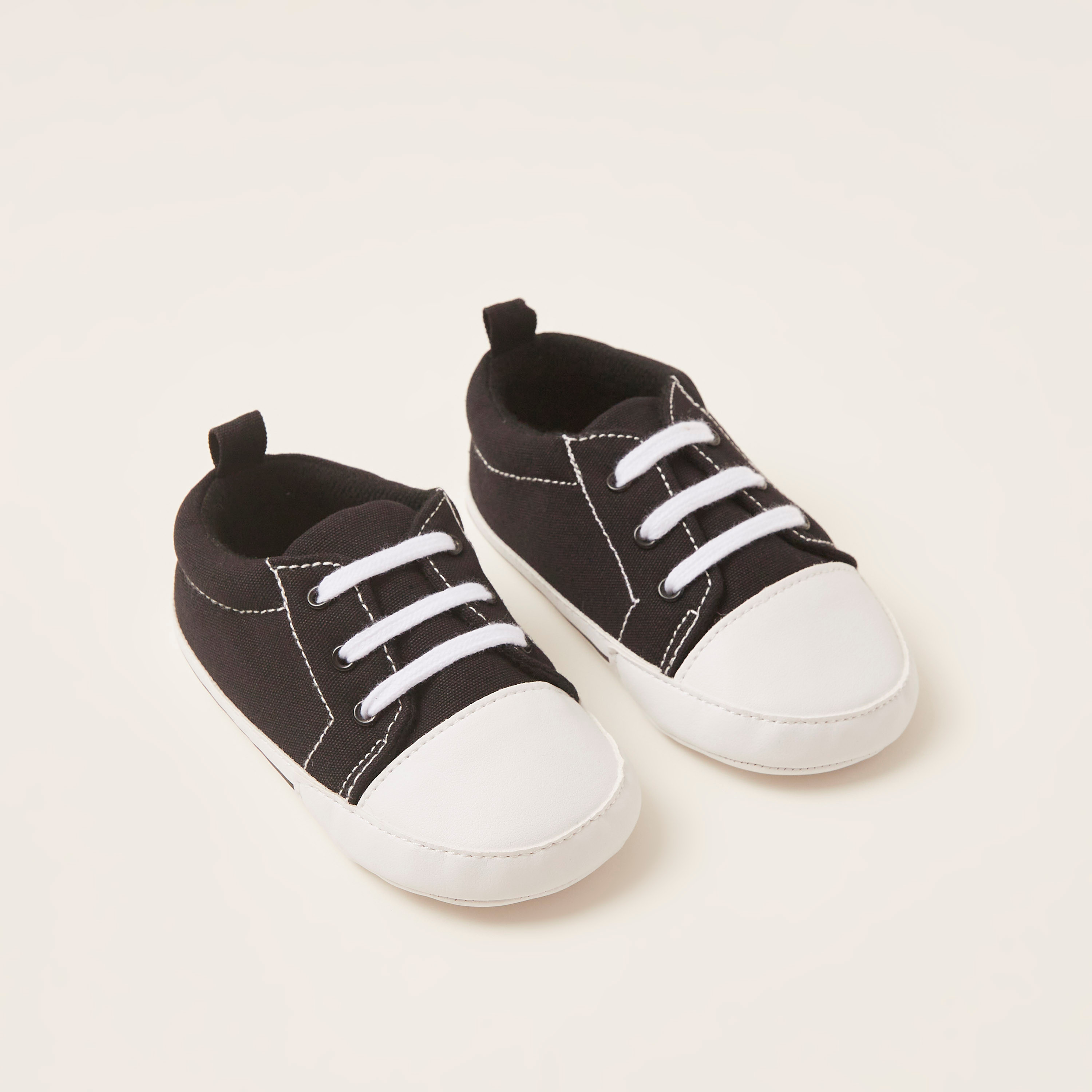 حذاء أطفال برباط وتفاصيل مغرّزة من جيجلز-baby-boys-shoes-booties-image-2