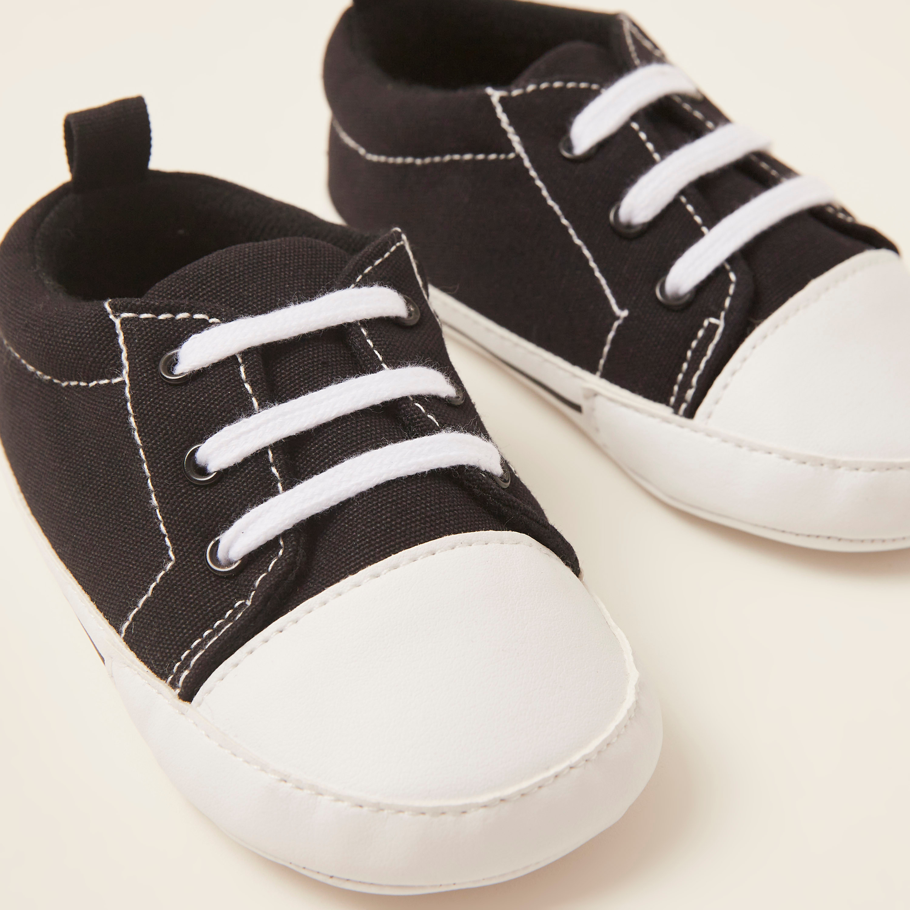 حذاء أطفال برباط وتفاصيل مغرّزة من جيجلز-baby-boys-shoes-booties-image-3
