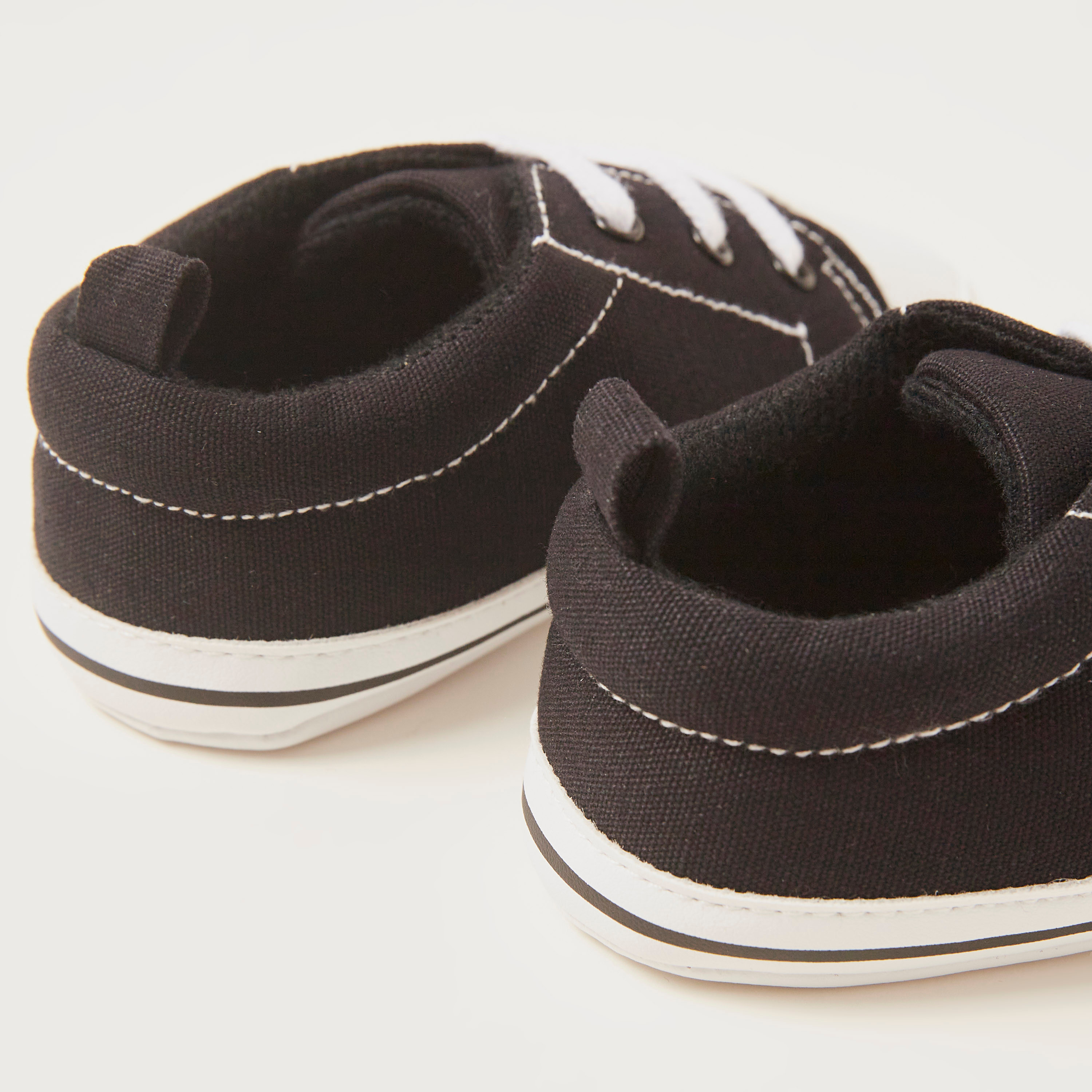 حذاء أطفال برباط وتفاصيل مغرّزة من جيجلز-baby-boys-shoes-booties-image-4