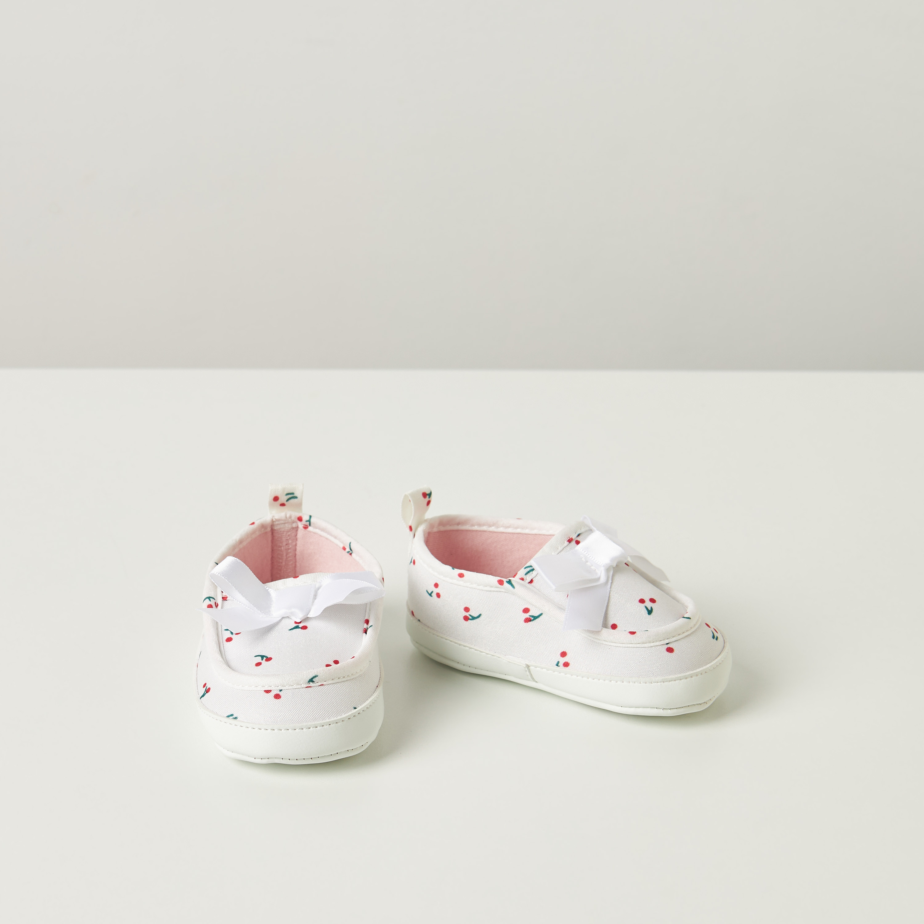 بوت بفيونكة وطبعات كرز من جونيورز-baby-girls-shoes-closedshoes-image-1