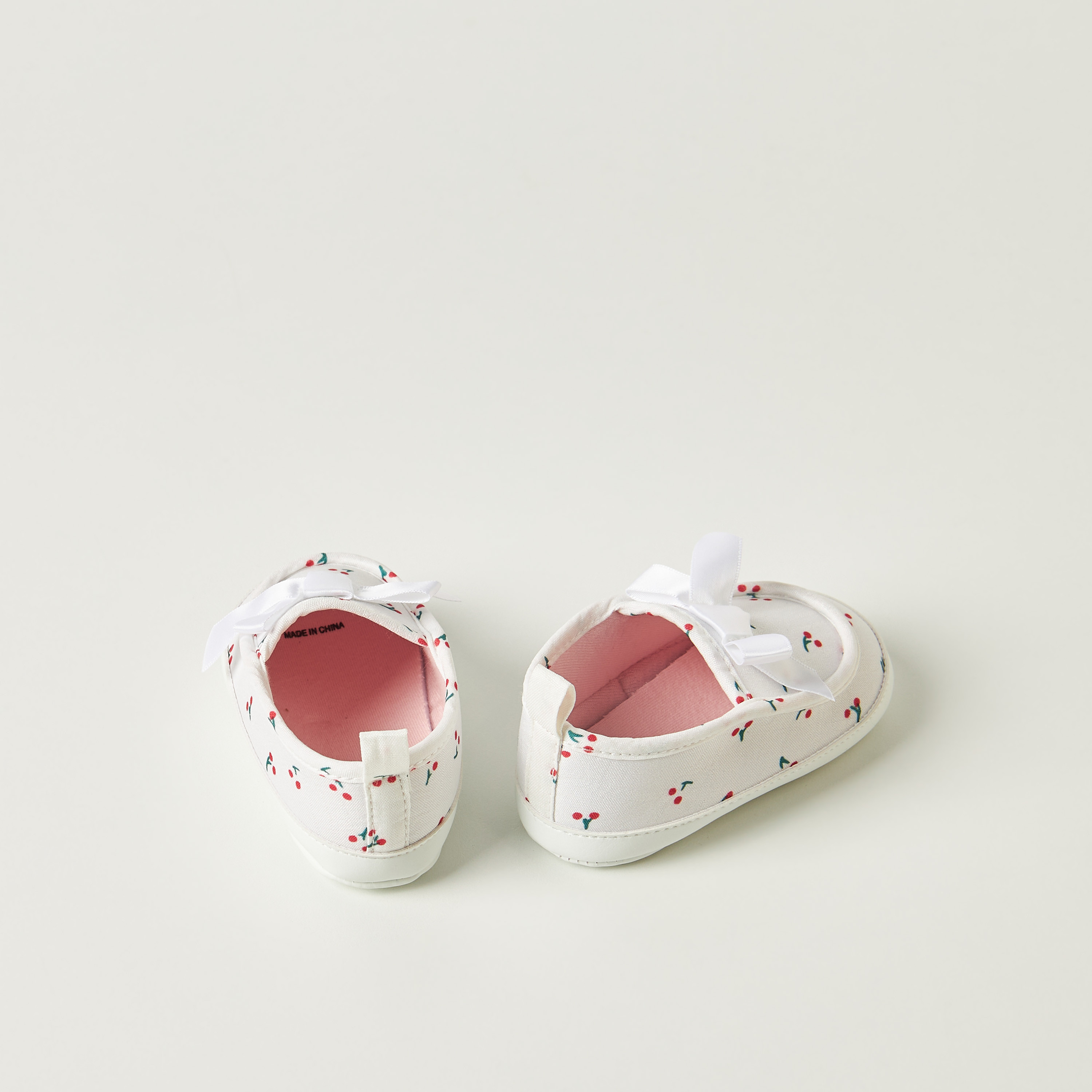 بوت بفيونكة وطبعات كرز من جونيورز-baby-girls-shoes-closedshoes-image-2