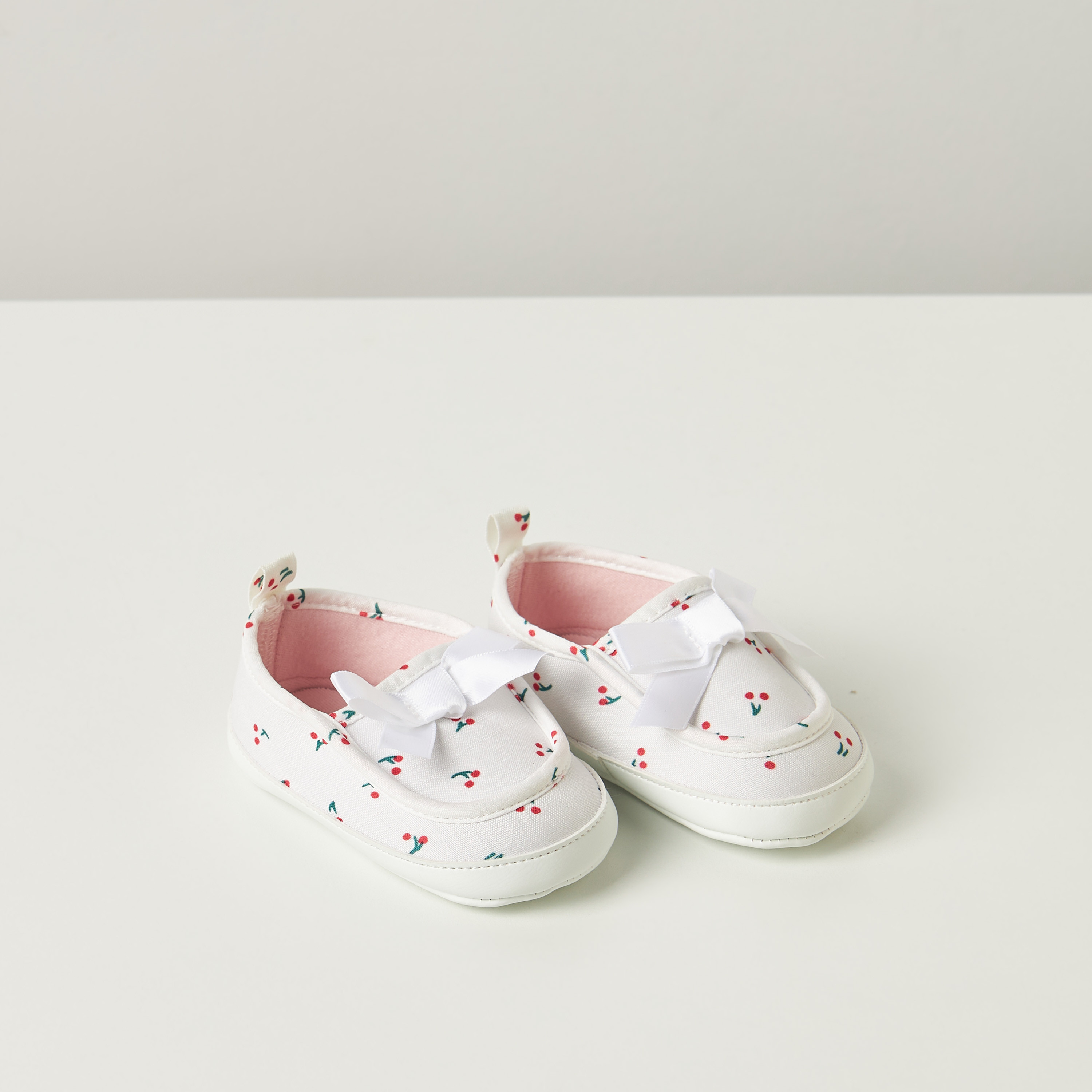 بوت بفيونكة وطبعات كرز من جونيورز-baby-girls-shoes-closedshoes-image-3