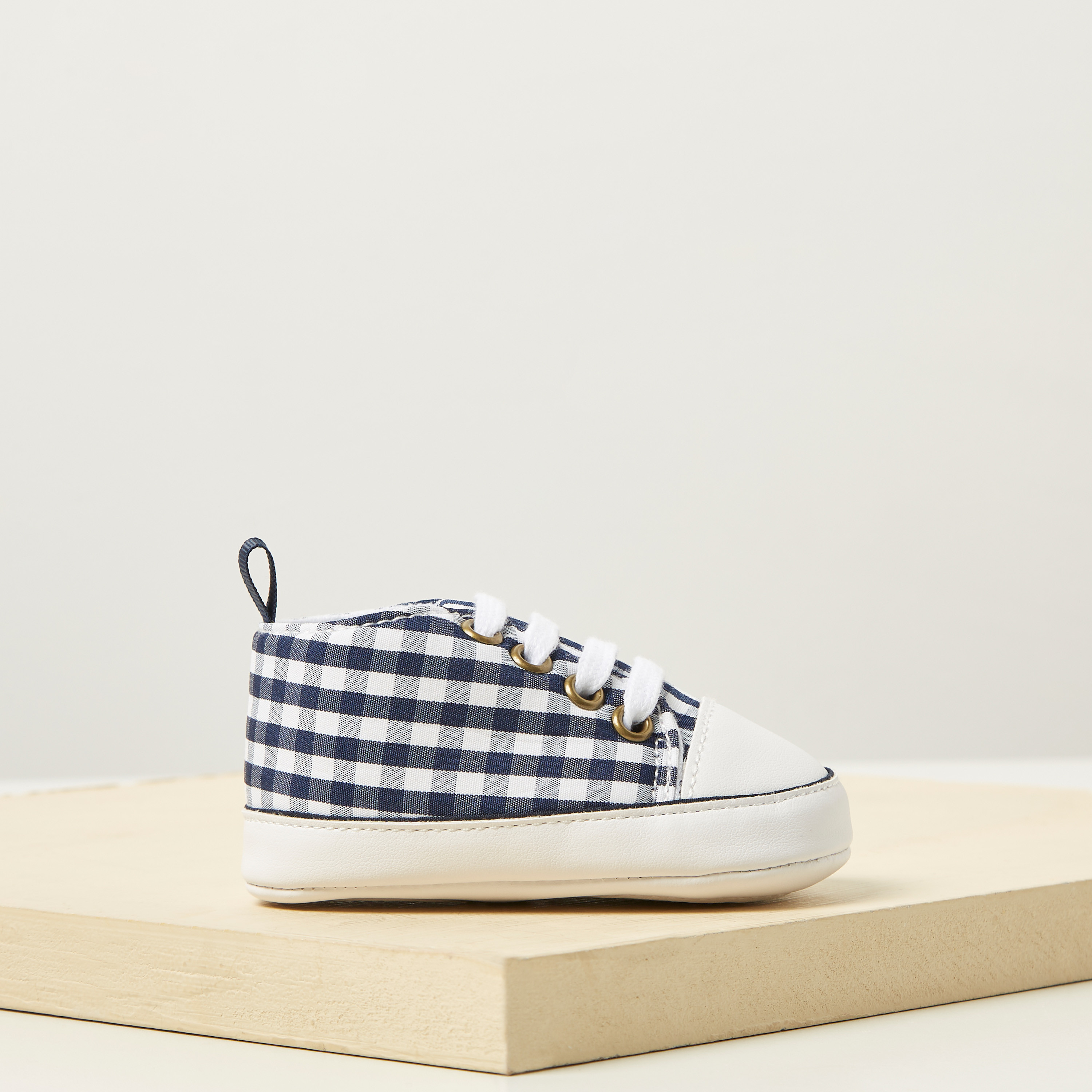 بوت مربعات بتفاصيل رباط من جونيورز-baby-boys-shoes-booties-image-1