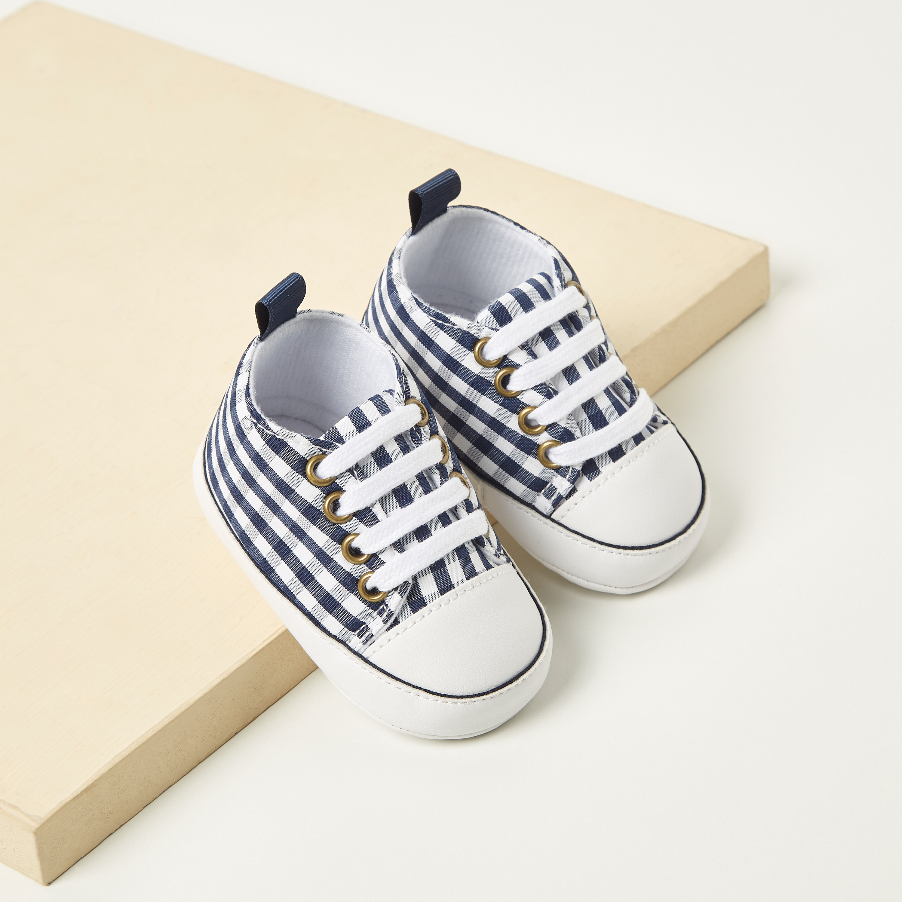بوت مربعات بتفاصيل رباط من جونيورز-baby-boys-shoes-booties-image-2