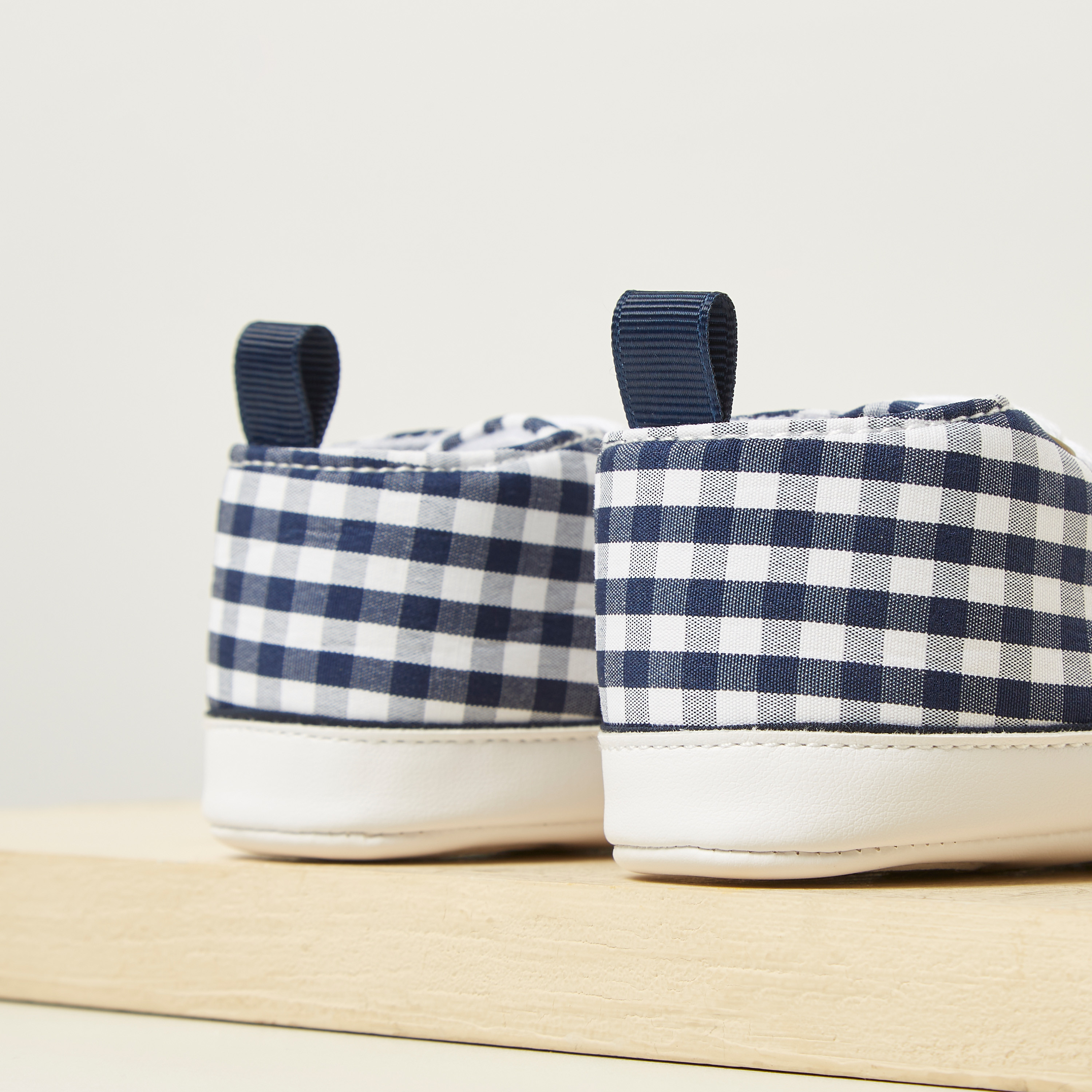 بوت مربعات بتفاصيل رباط من جونيورز-baby-boys-shoes-booties-image-3