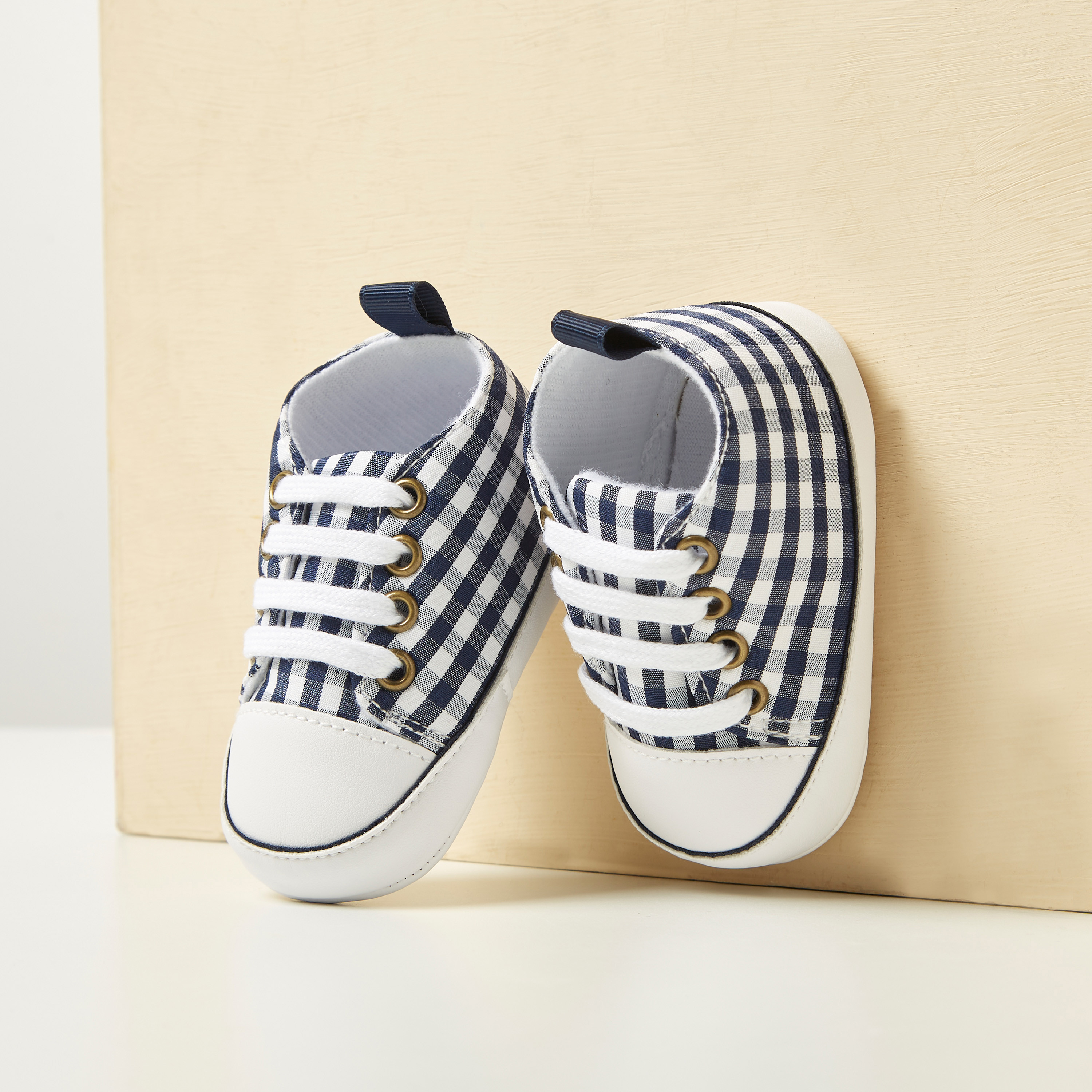 بوت مربعات بتفاصيل رباط من جونيورز-baby-boys-shoes-booties-image-4