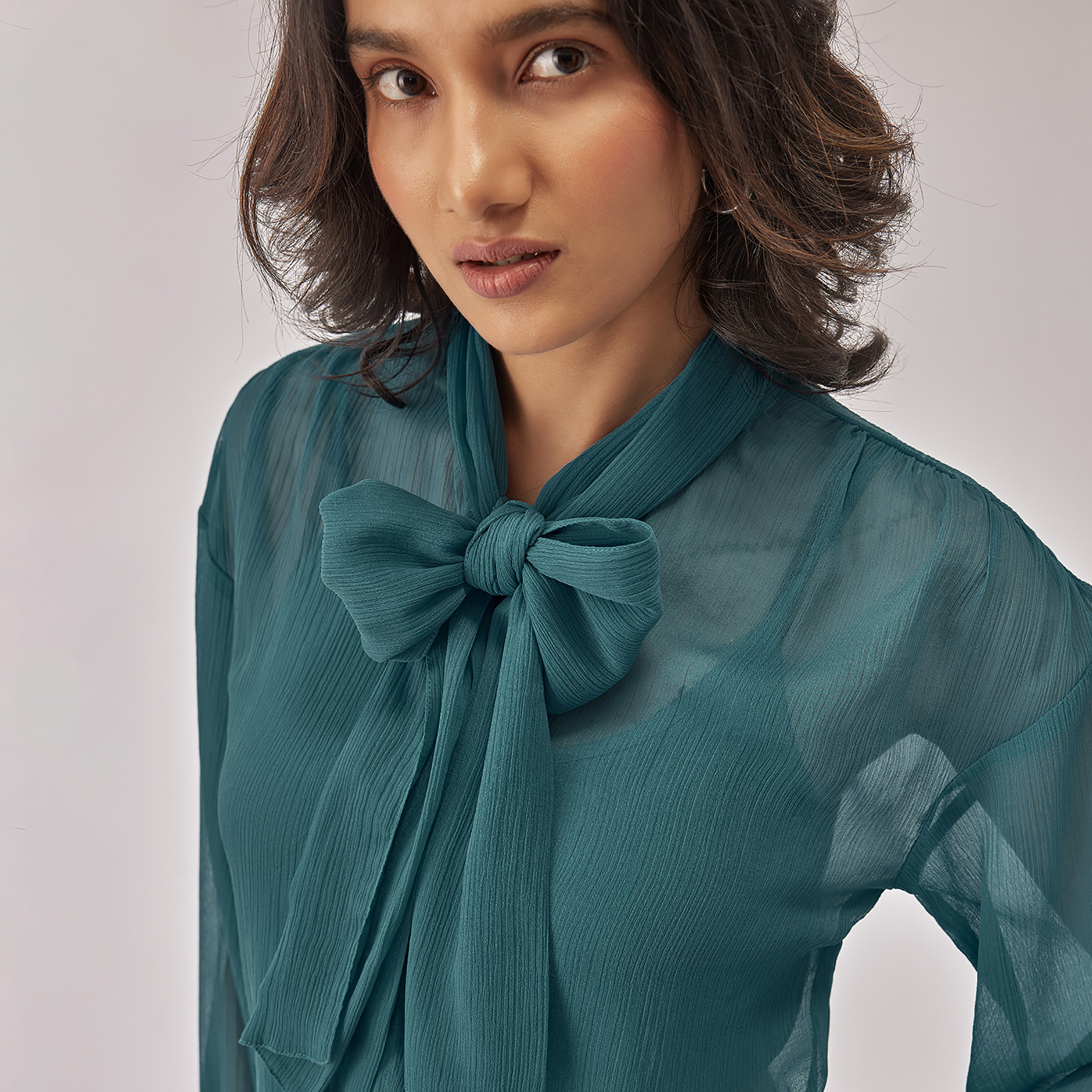 بلوزة سادة بأكمام طويلة وياقة فيونكة من ليبل أوف لايف-women-clothing-shirtsandblouses-blouses-image-3
