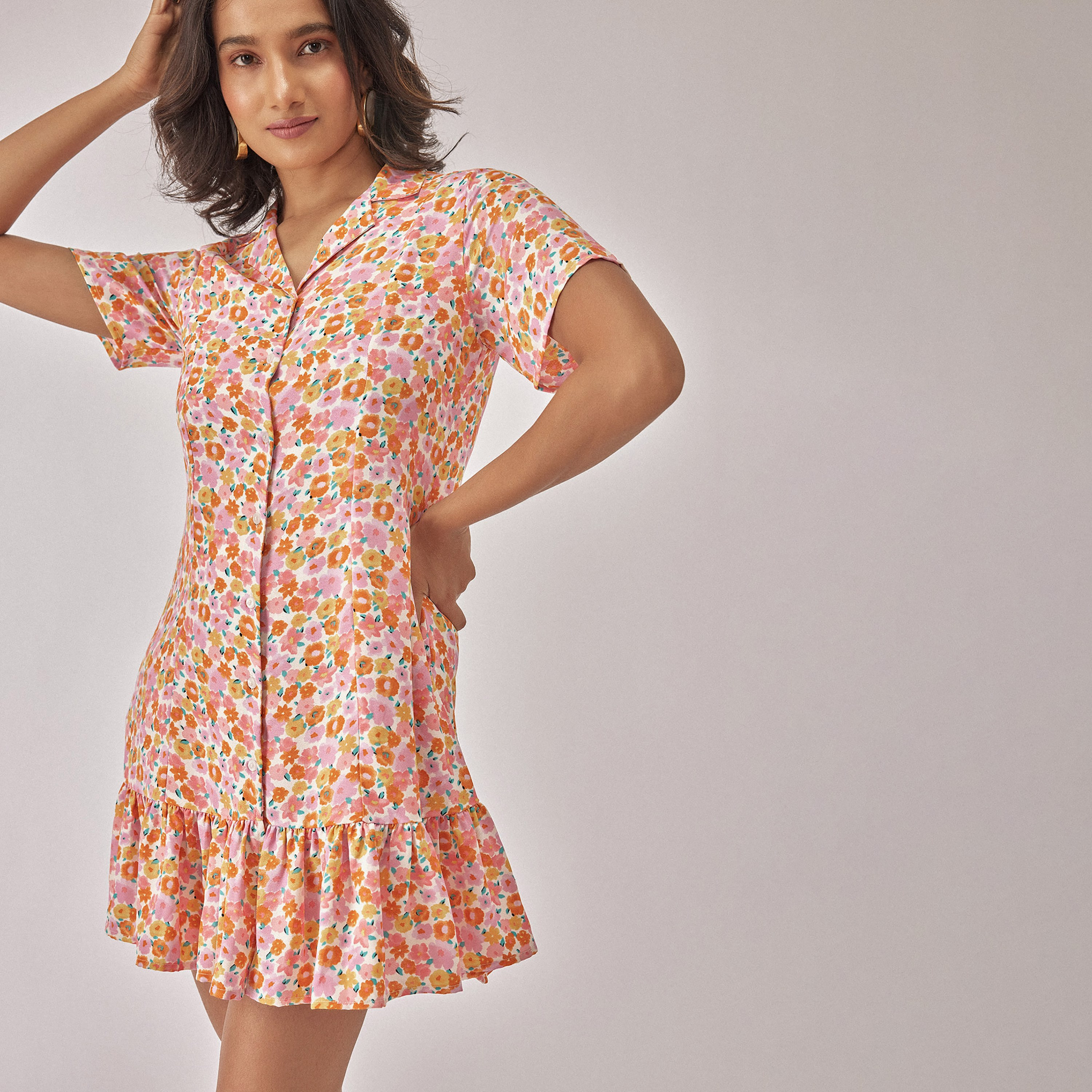 فستان ذو قميص قصير بطية صدر مدببة مع نقشة زهور من ليبل أوف لايف-women-clothing-dresses-image-1