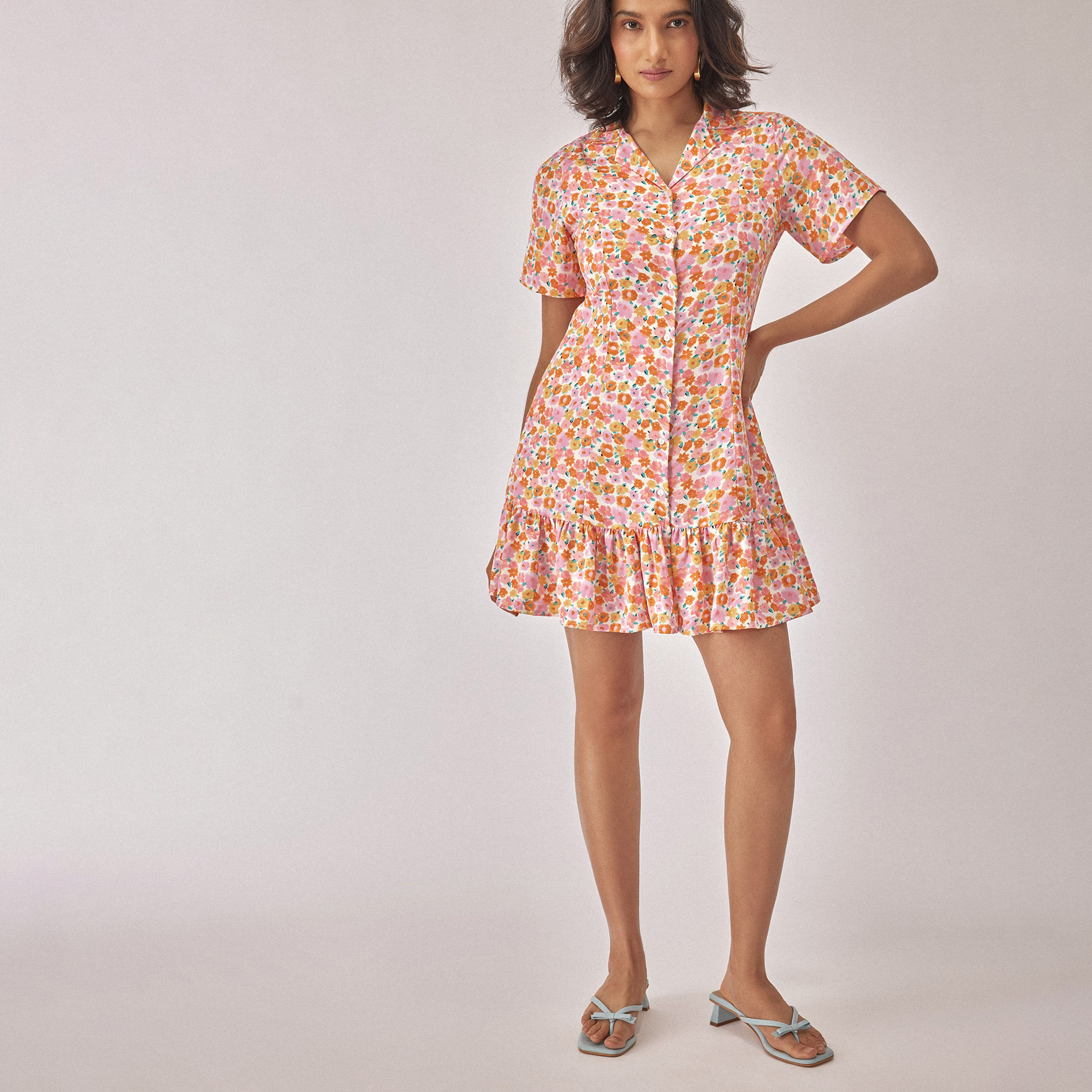 فستان ذو قميص قصير بطية صدر مدببة مع نقشة زهور من ليبل أوف لايف-women-clothing-dresses-image-2
